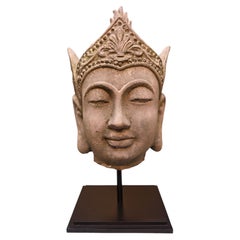 Tête de Bouddha en pierre reconstituée montée sur un socle en acier peint