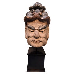 Impressionnante tête japonaise en bois sculpté polychrome, coiffée d'une coiffe en forme de dragon, dans le style Sp