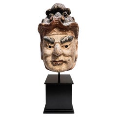 Impressionnante tête japonaise en bois sculpté polychrome, coiffée d'une coiffe en forme de dragon, dans le style Sp