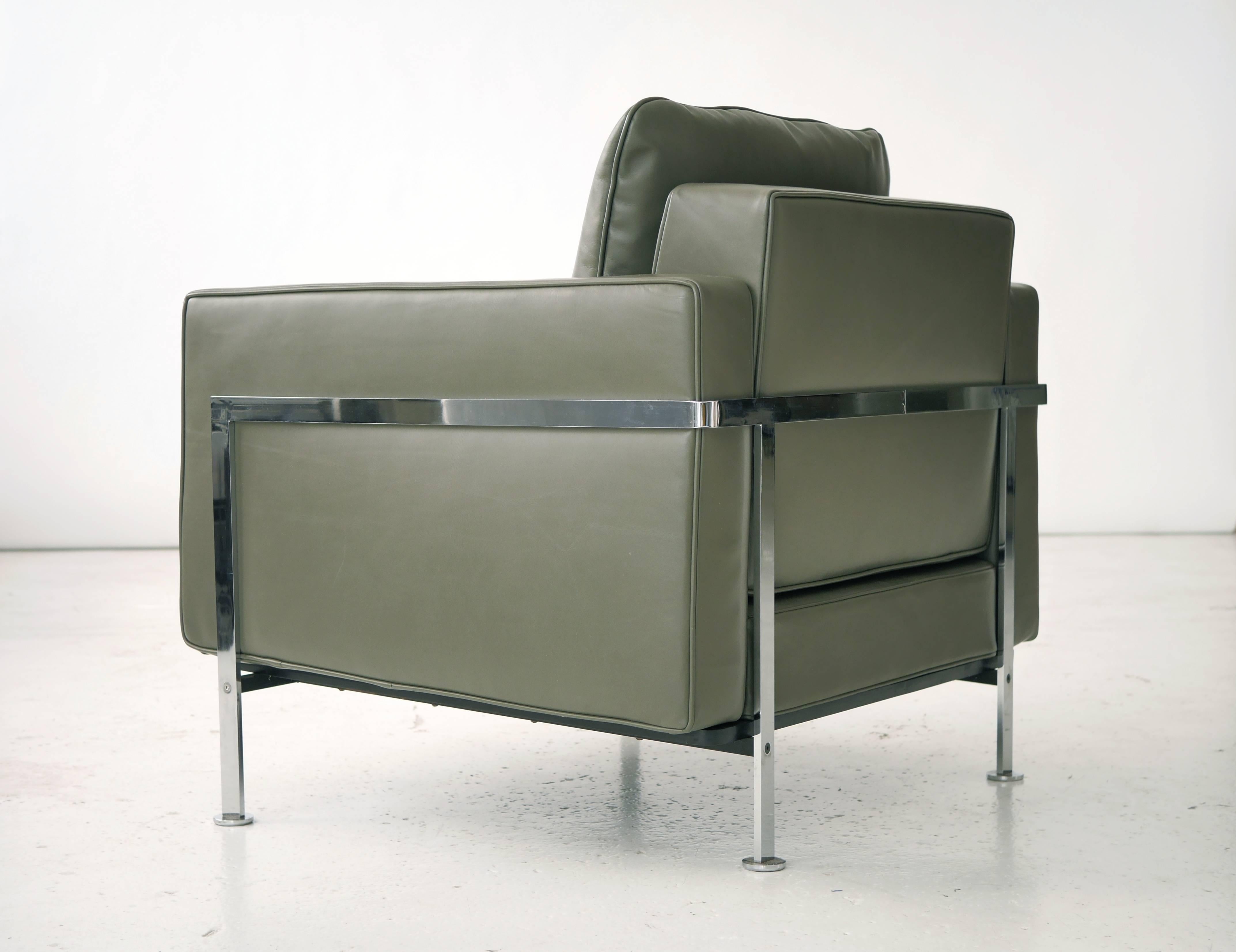 Robert Haussmann for De Sede, 1965.
The chairs have been reupholstered in club green leather.