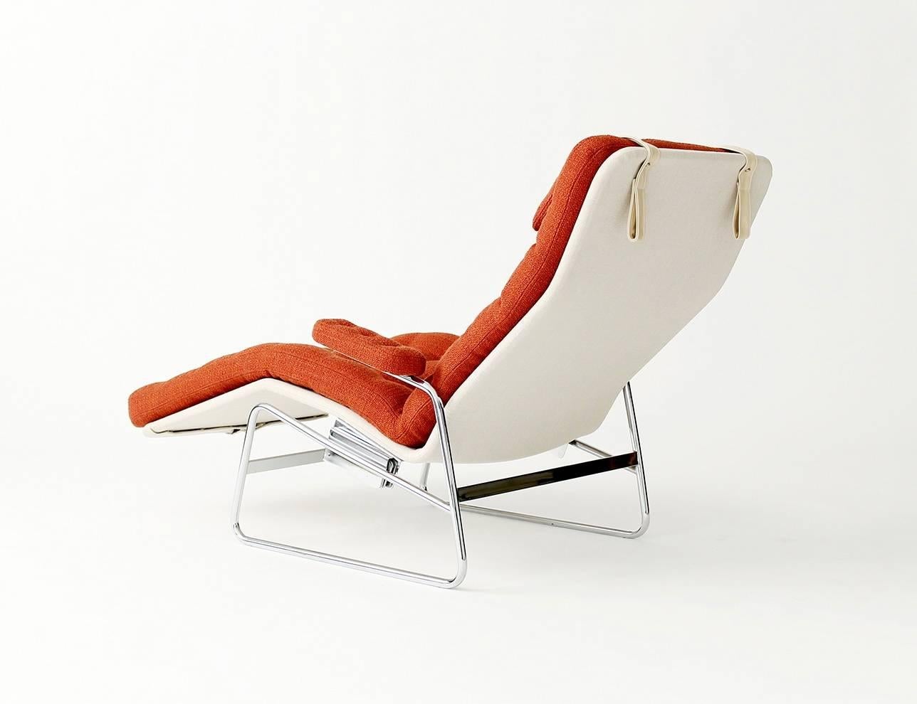 Fenix reclining lounge chair designed by Sam Larsson, produced by DUX of Sweden in the late 1970s. Newly upholstered, with removable headrest.