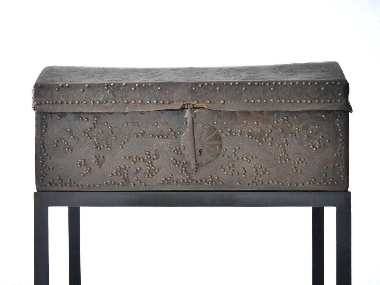 Spanish Colonial Leather Trunk In Good Condition For Sale In Chicago, IL