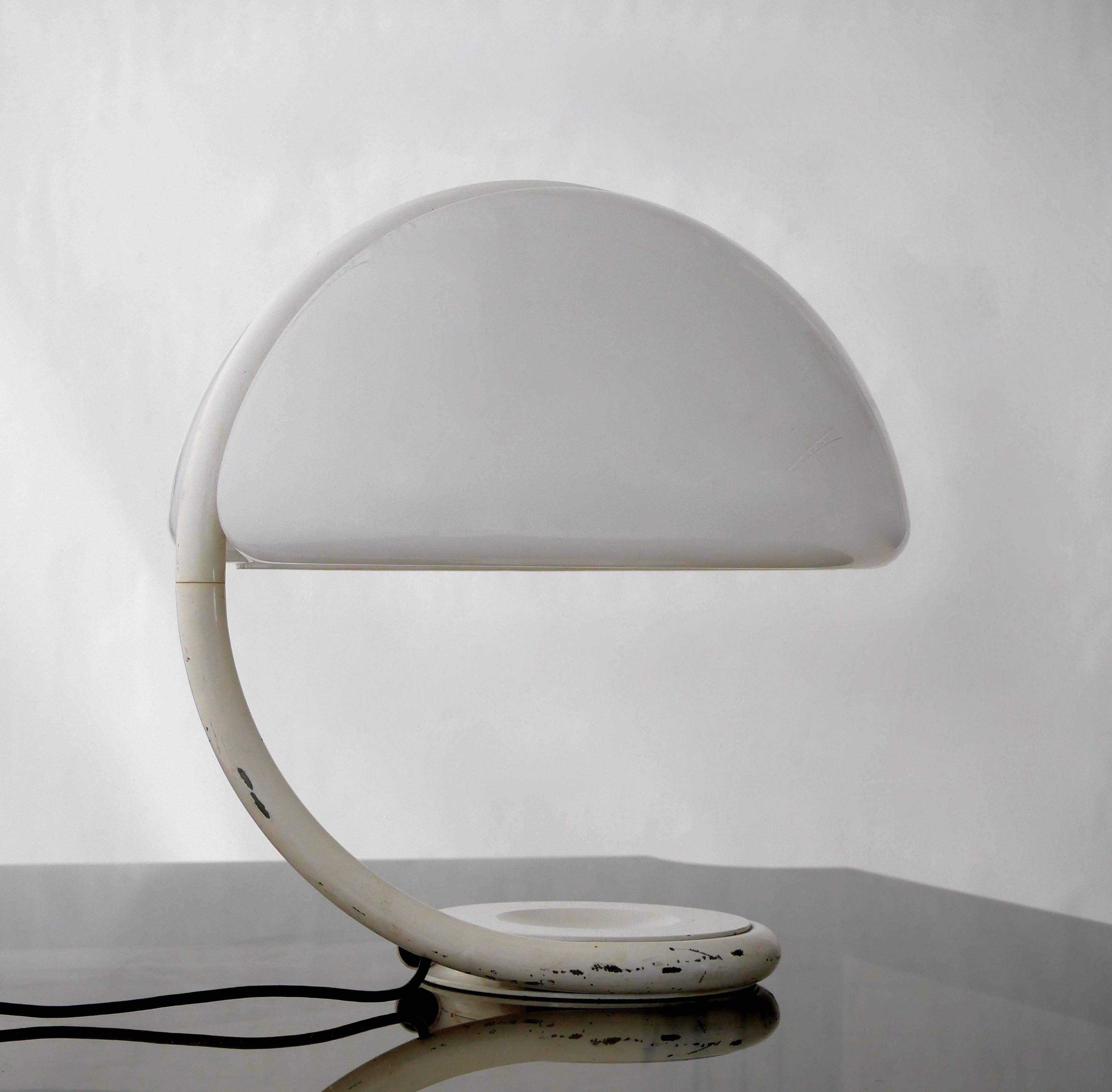 Elio Martnelli designed the serpente table lamp in 1965 for Martinelli Luce.
Some paint loss to base as pictured.