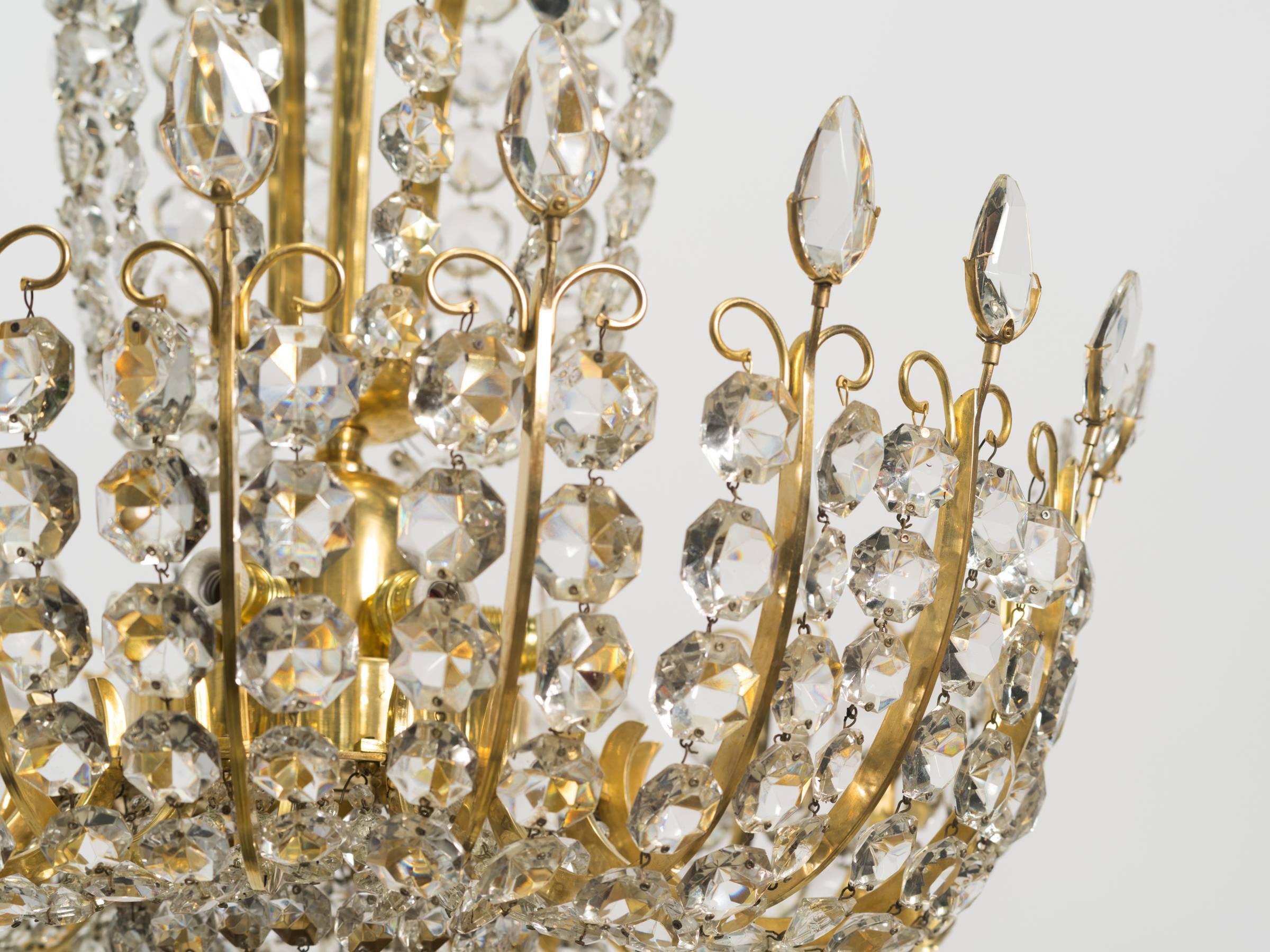 Vollständig restaurierte und neu verkabelte, elegante Lobmeyr-Kronleuchter aus Kristall und Messing aus den 1950er Jahren. Verkauft als Paar oder einzeln.