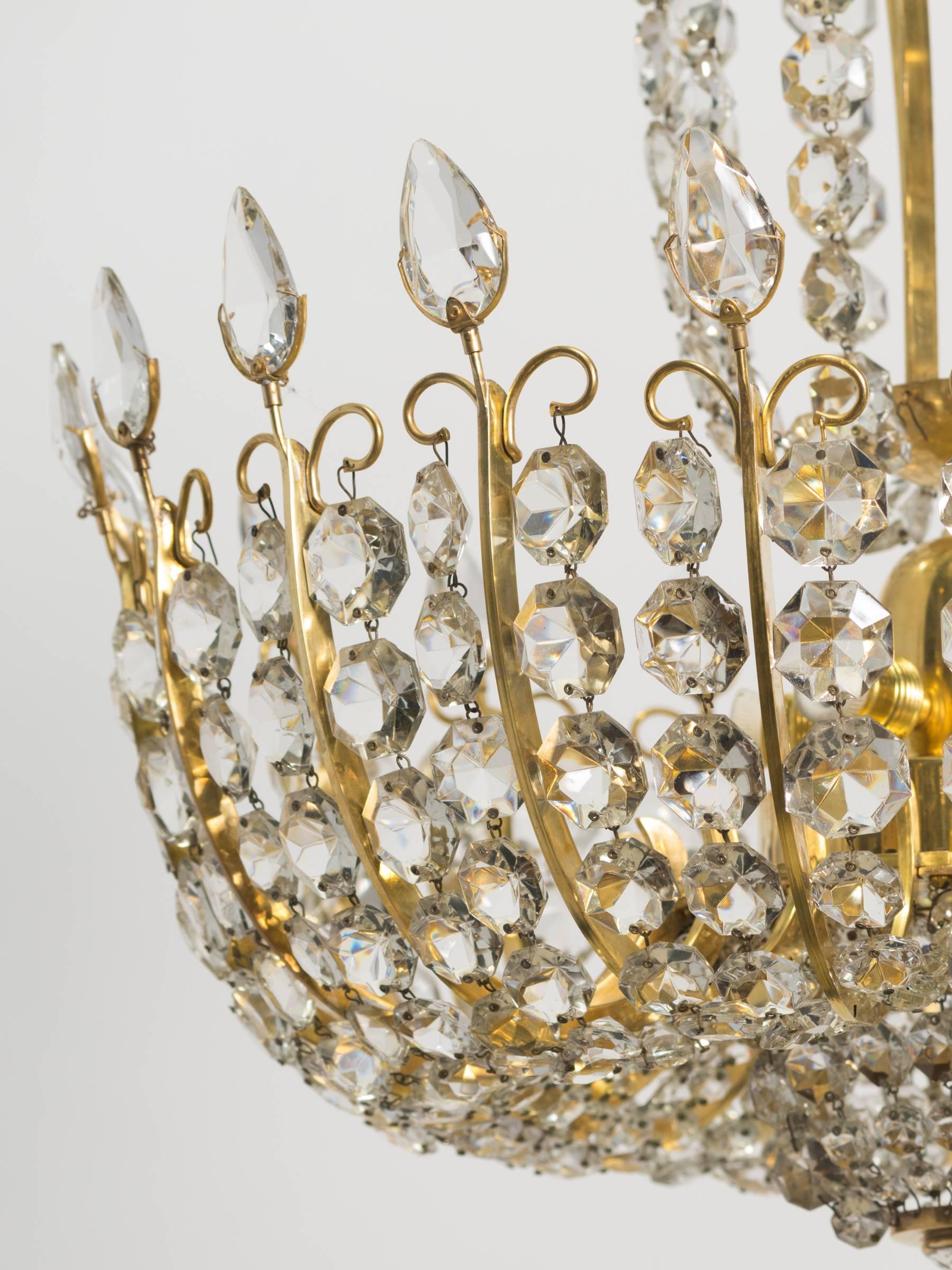 Elegante Kronleuchter aus Kristall und Messing von Lobmeyr, Paar 1