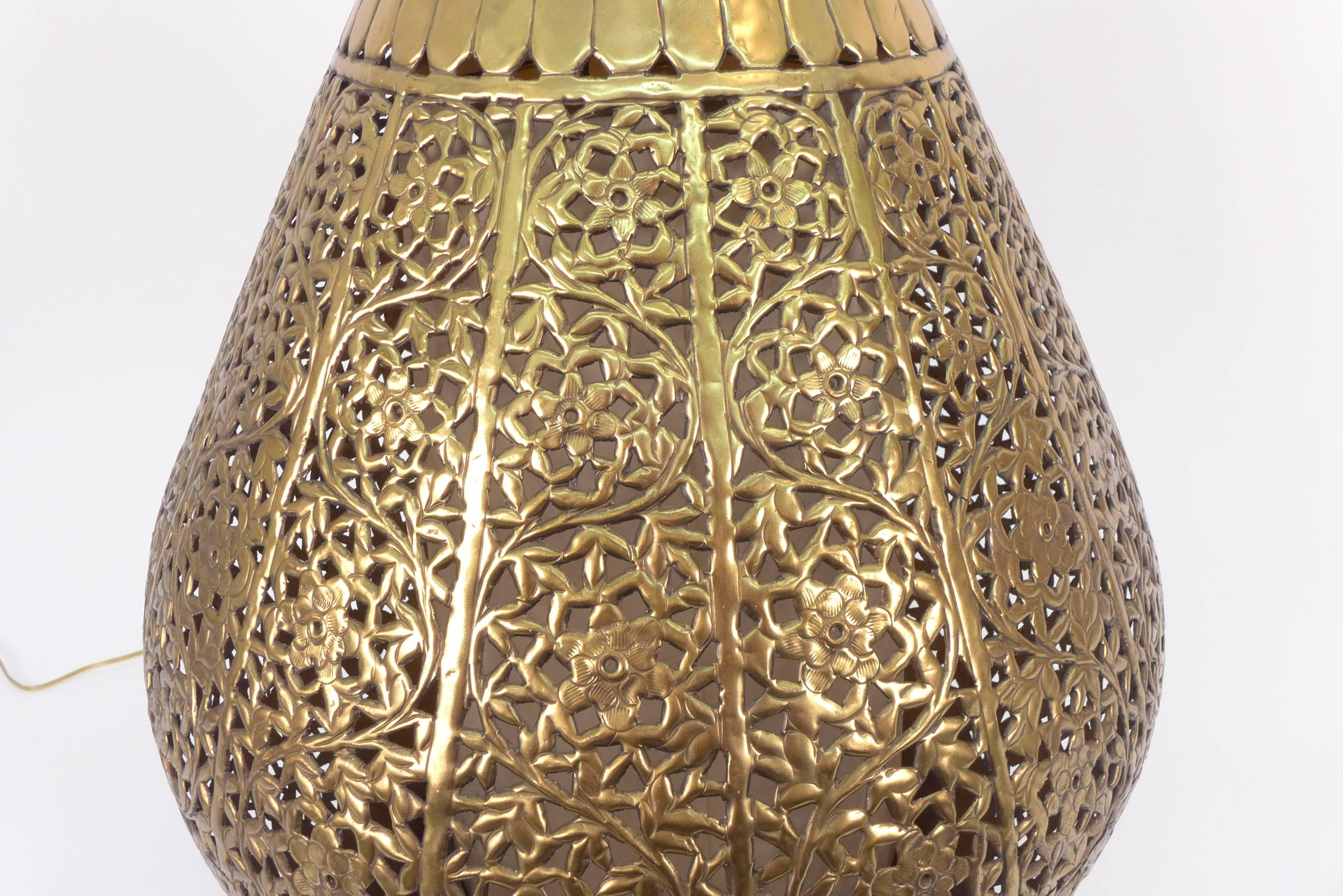 20ième siècle Lampe asiatique monumentale en laiton en vente