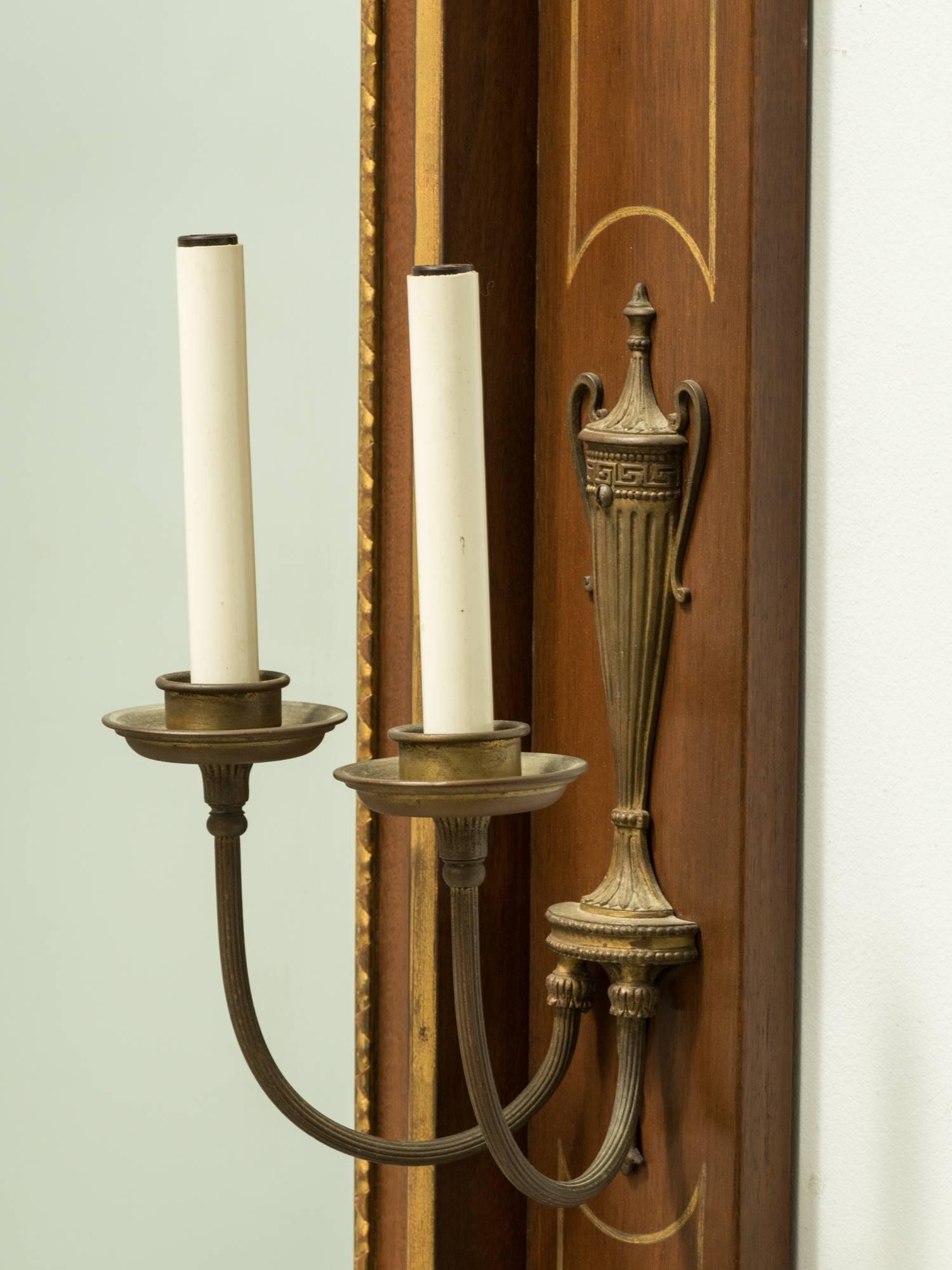 Milieu du XXe siècle Miroir Trumeau classique italien avec appliques en vente