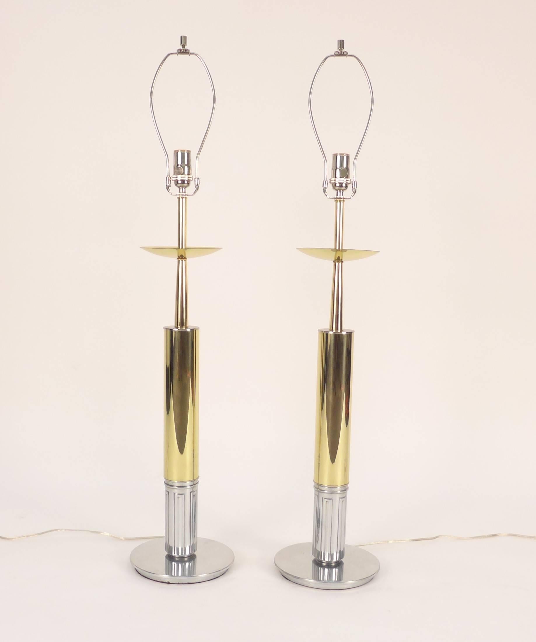 Restauré avec un nouveau câblage.
Chaque lampe de table mesure 37 1/4