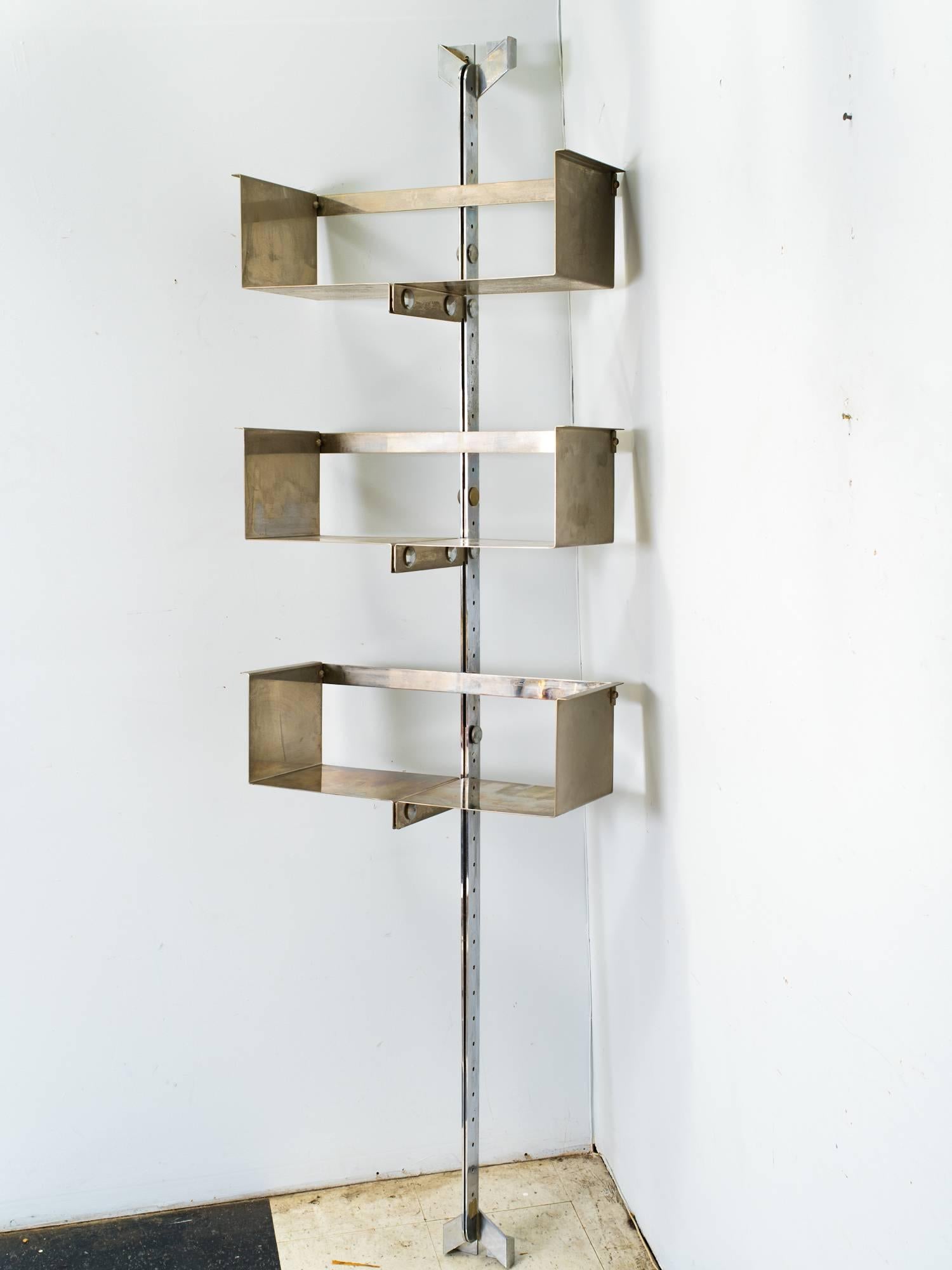 Shelving unit by Vittorio Introini from 1969. Modular shelving system in chrome plated steel. 3 shelves.