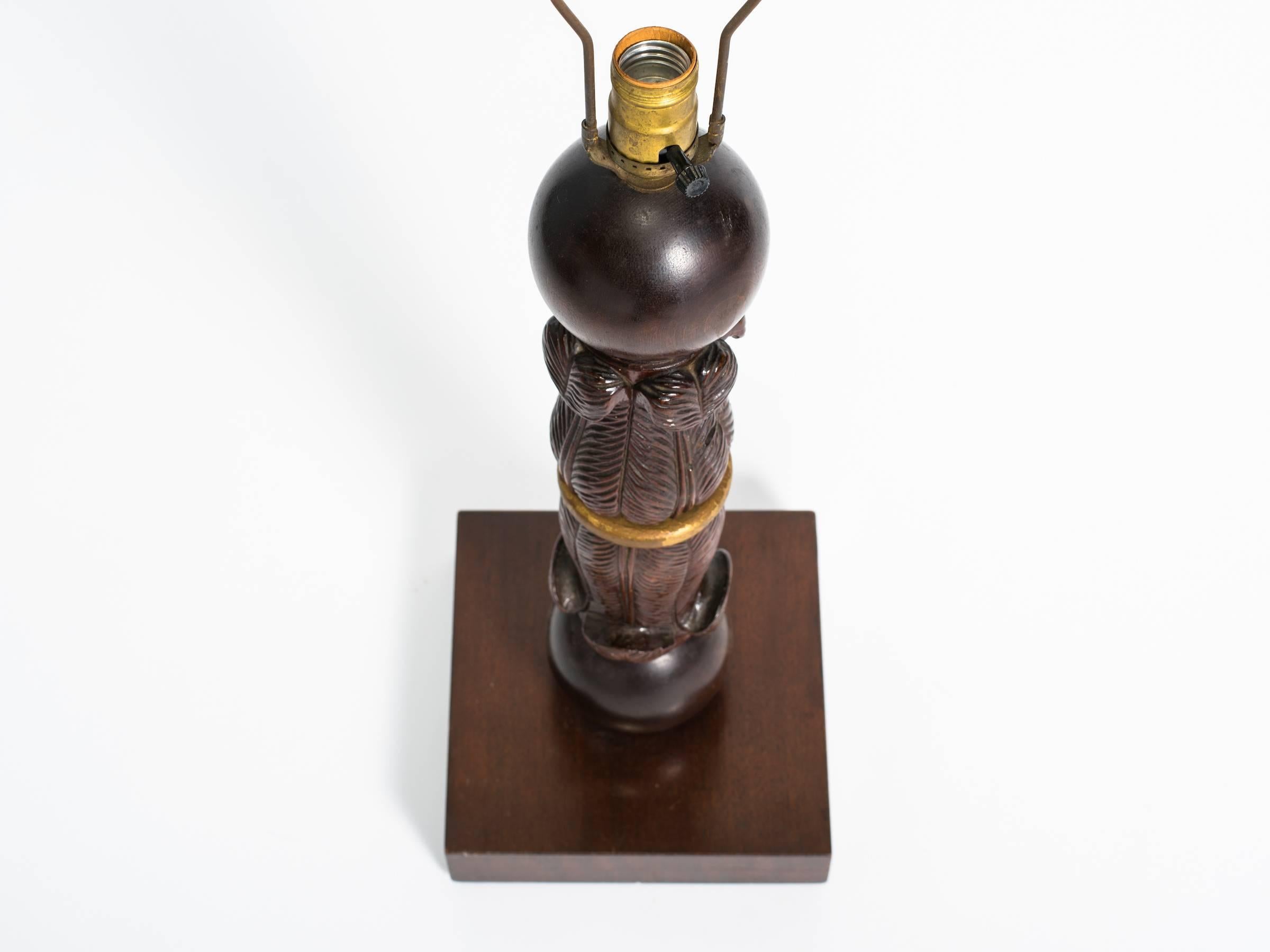 Lampe en bois sculpté des années 1940 en vente 1