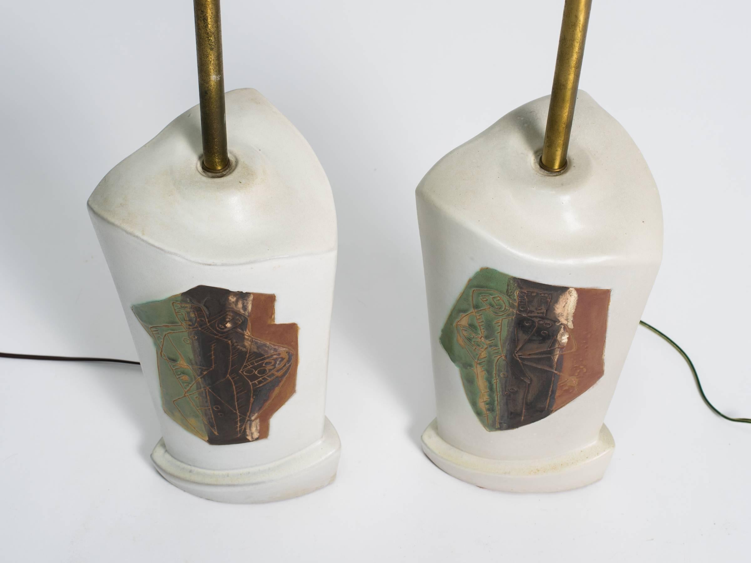 Paar Marianna von Allesch-Keramiklampen aus den 1950er Jahren mit abstraktem, figurativem Design.

Die Messungen beziehen sich auf die Oberseite des Sockels.