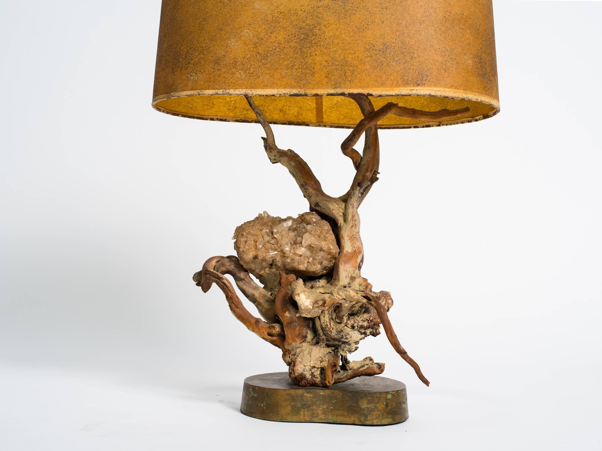 Lampe en bois flotté et quartz des années 1950 sur base en bois avec abat-jour d'origine.

Les mesures sont prises jusqu'au sommet de l'épi de faîtage.