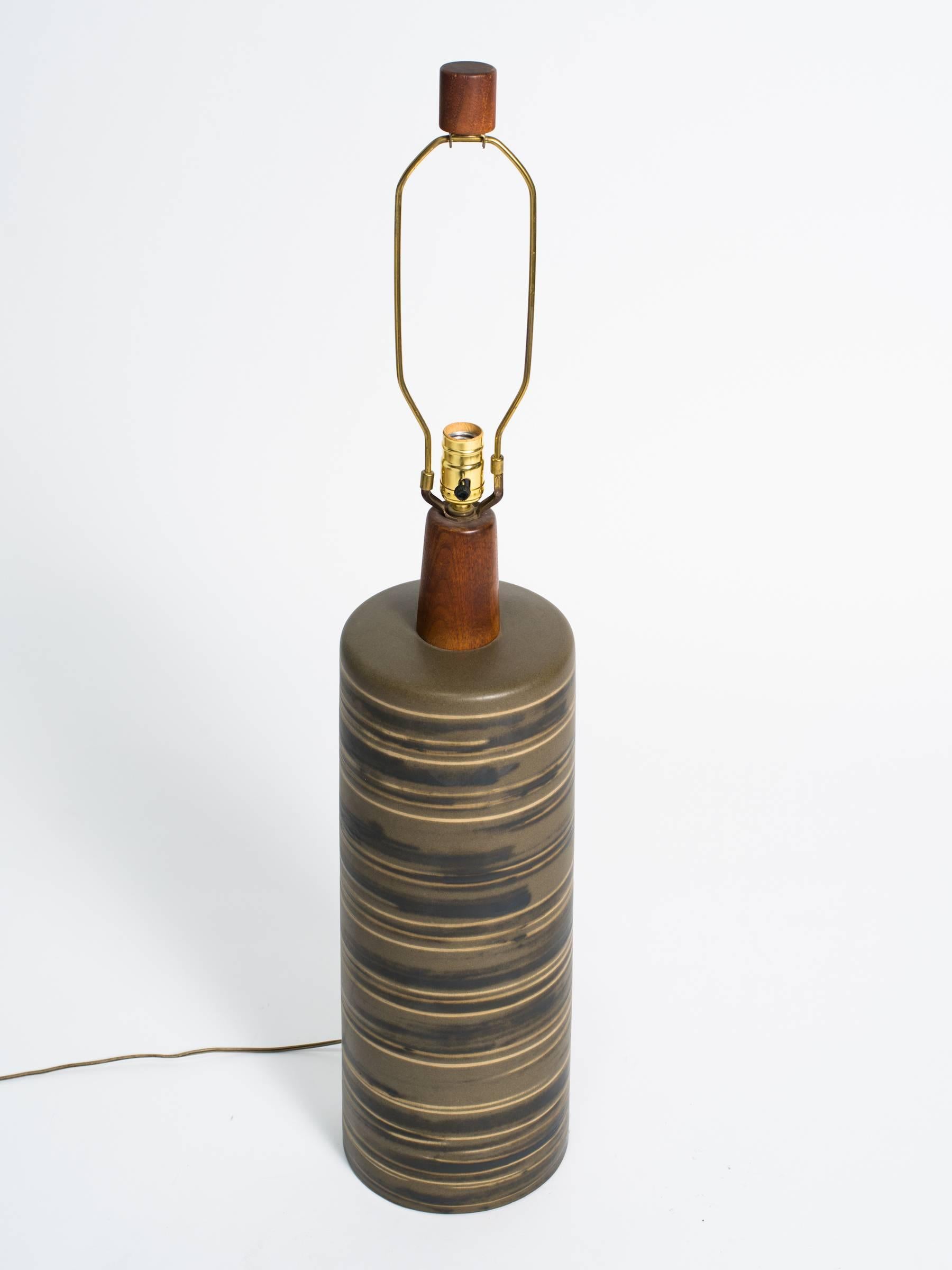 Hohe Martz-Keramiklampe mit Teakholzhals und -abschluss.

Die Höhe bezieht sich auf die Oberkante des Sockels.

