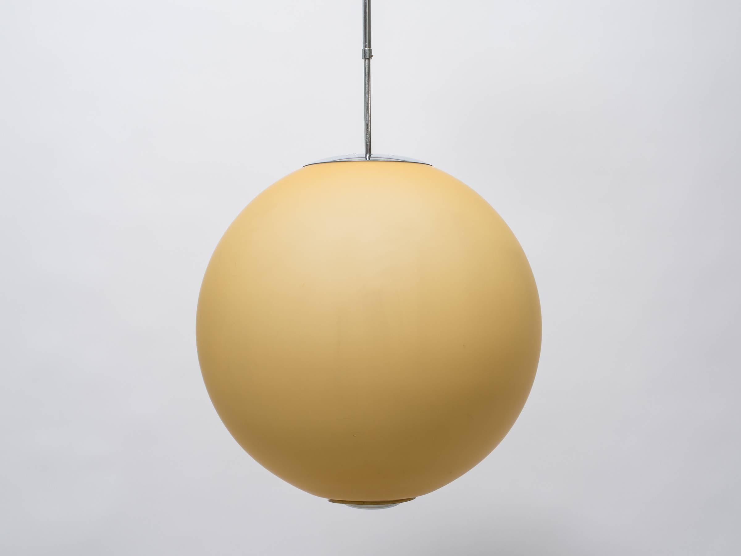 lustre orbe en verre des années 1960.