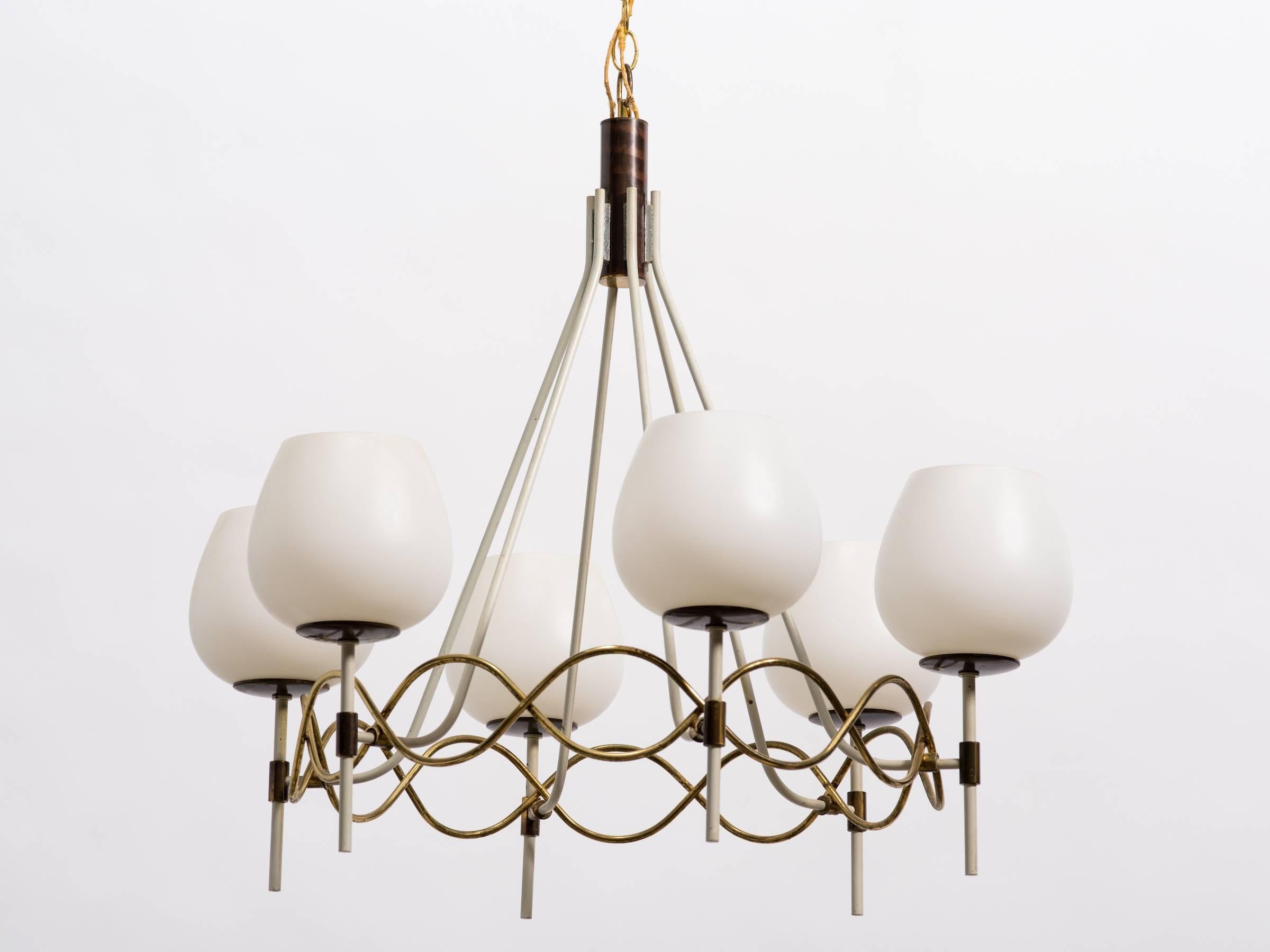 Pair of 1950s Lightolier Chandeliers In Good Condition In Tarrytown, NY