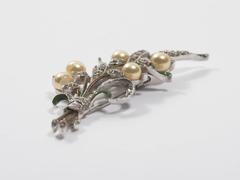 Broche bouquet floral en strass et fausses perles Trifari