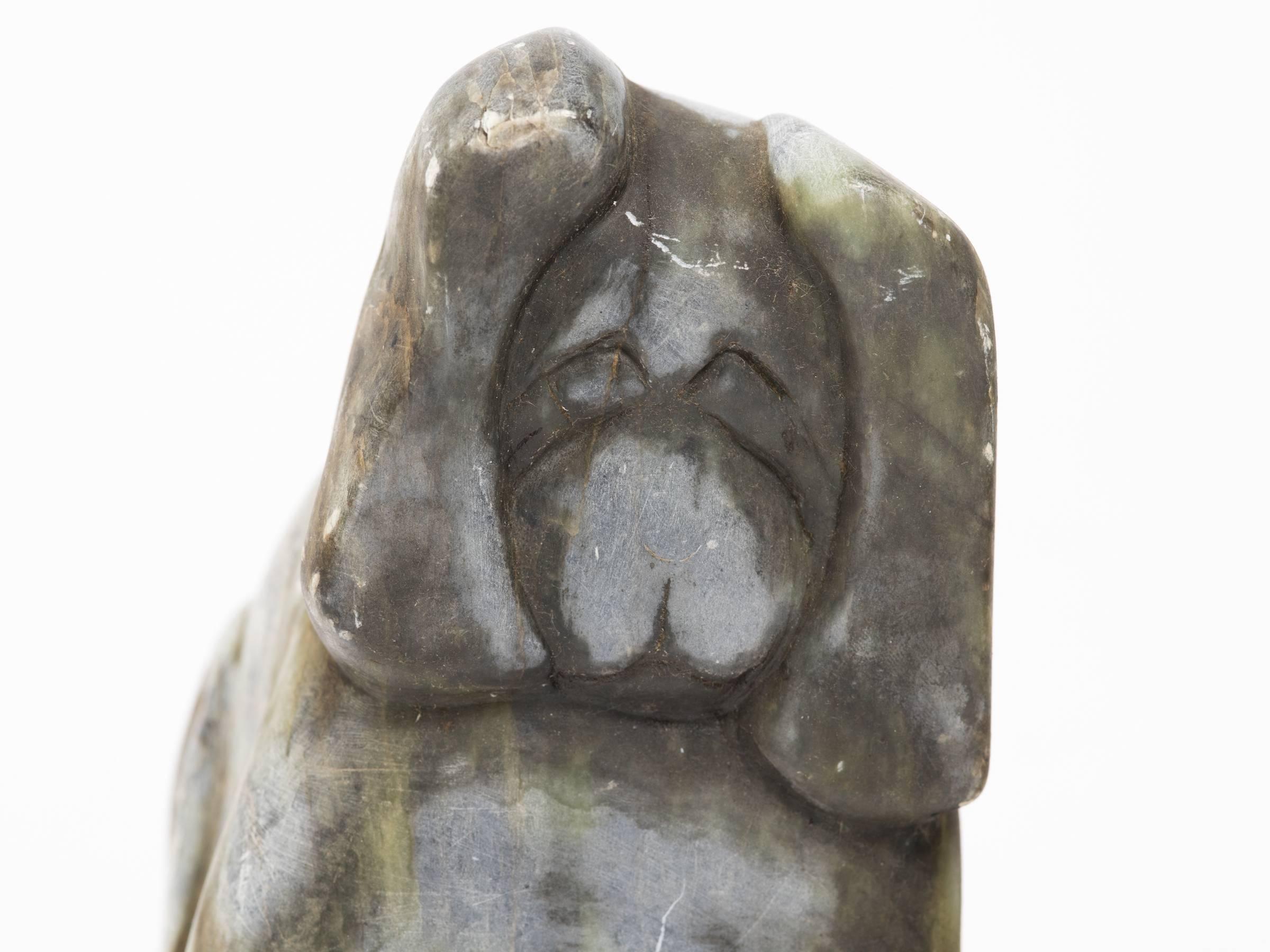 Fine XX secolo Scultura di cane in marmo intagliato e firmato in vendita