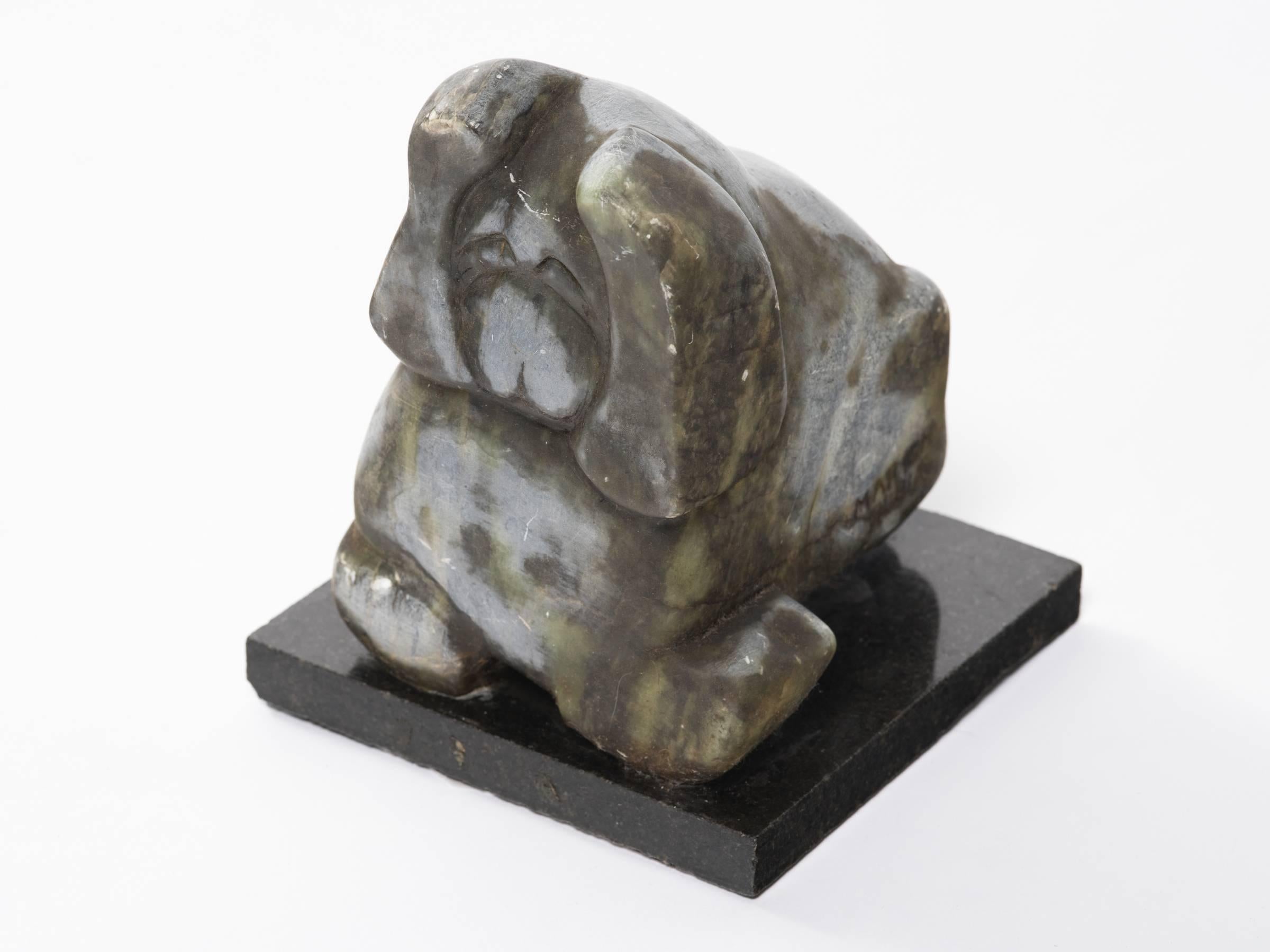 Sculpture de chien en marbre sculpté signée en vente 1