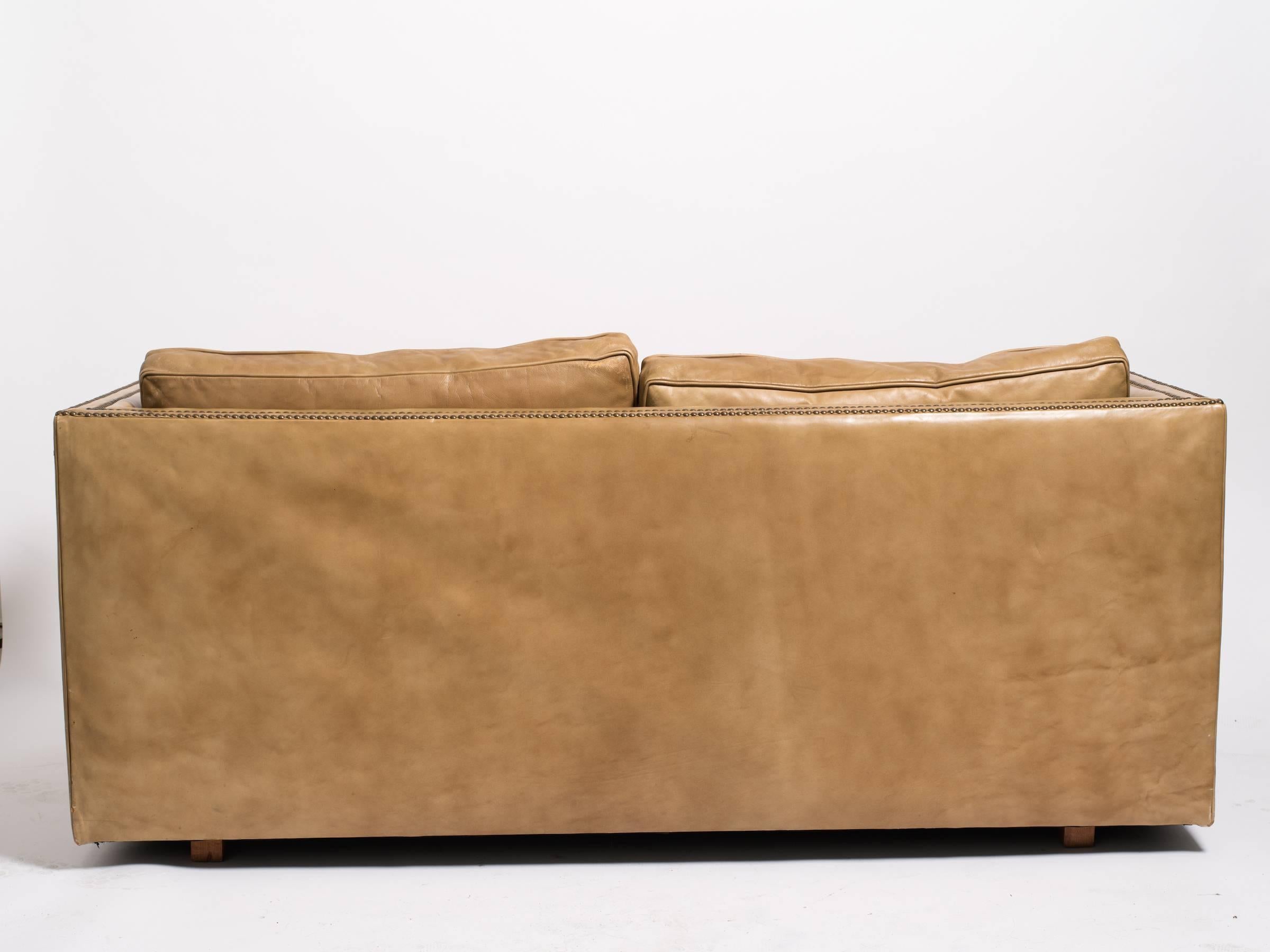 Leather Nailhead Cube Settee In Good Condition In Tarrytown, NY