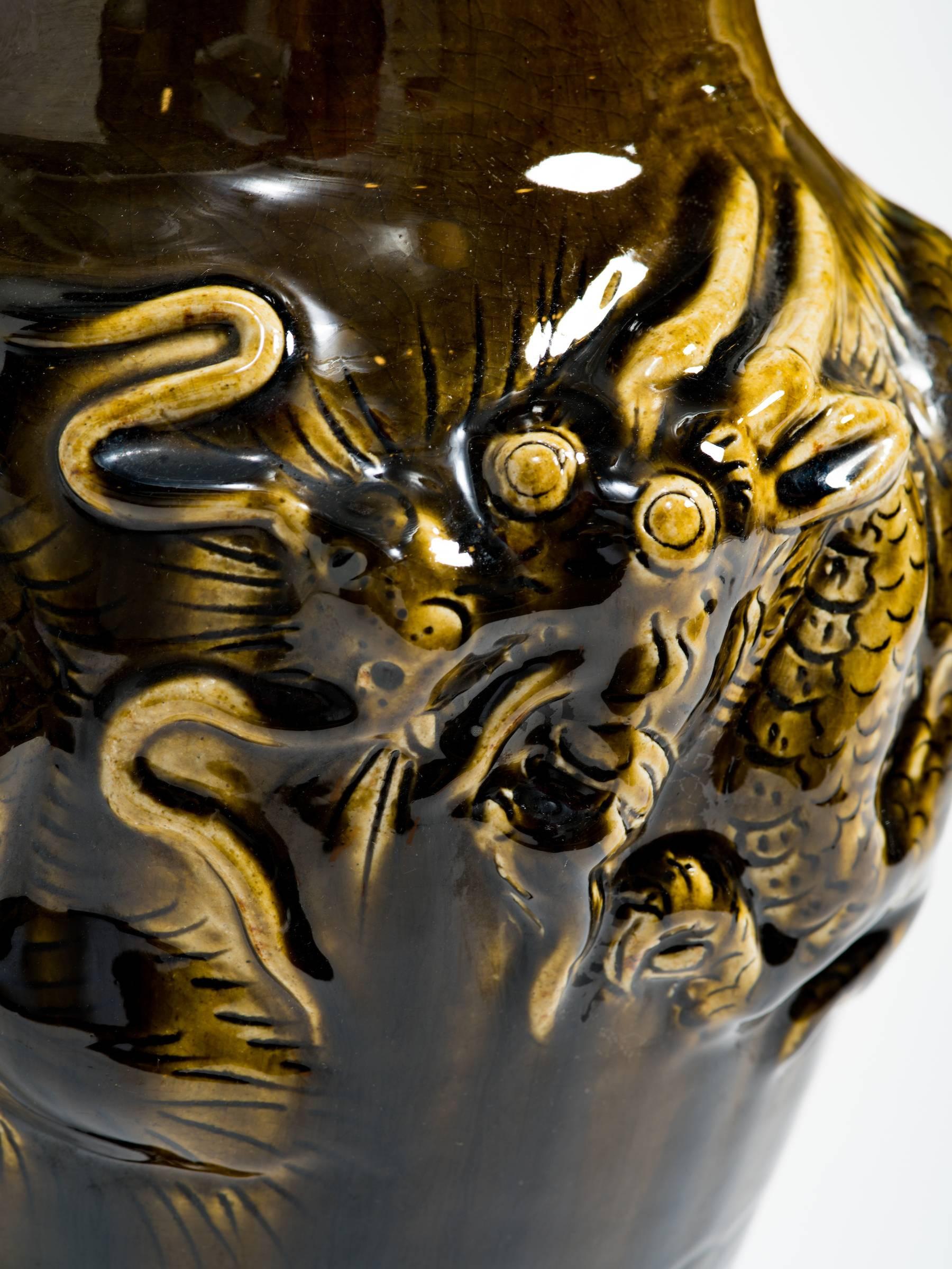 Gran lámpara de sobremesa de cerámica asiática con forma de dragón en venta 1