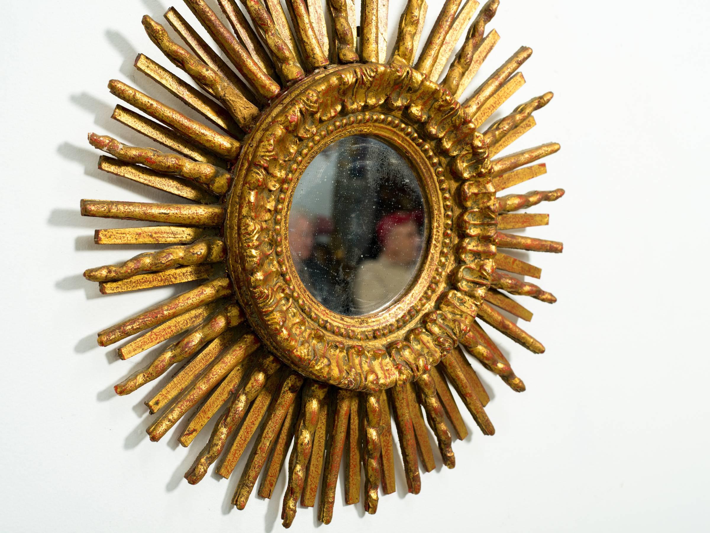 Italian Giltwood Sunburst Mirror In Good Condition In Tarrytown, NY