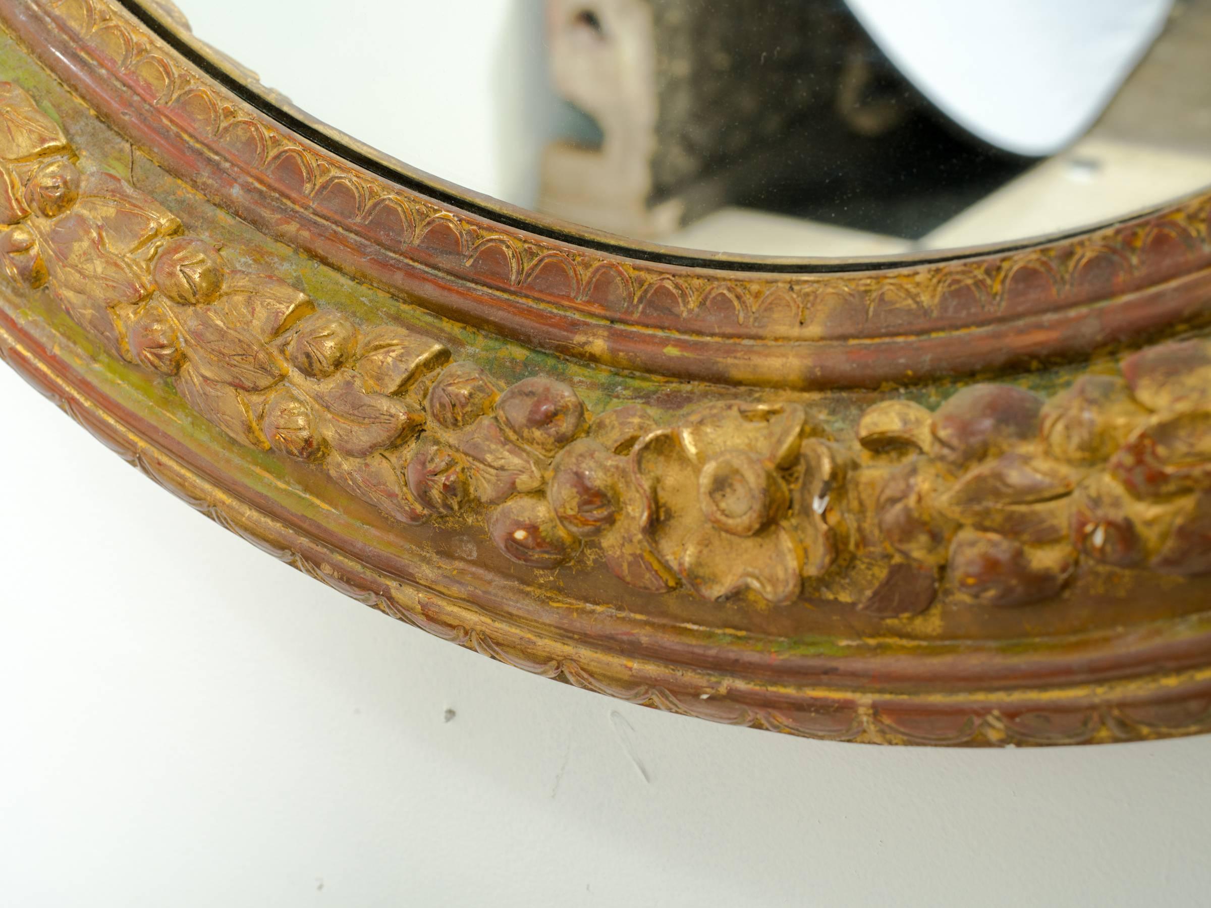Mid-20th Century Large Round Carved Giltwood Mirror