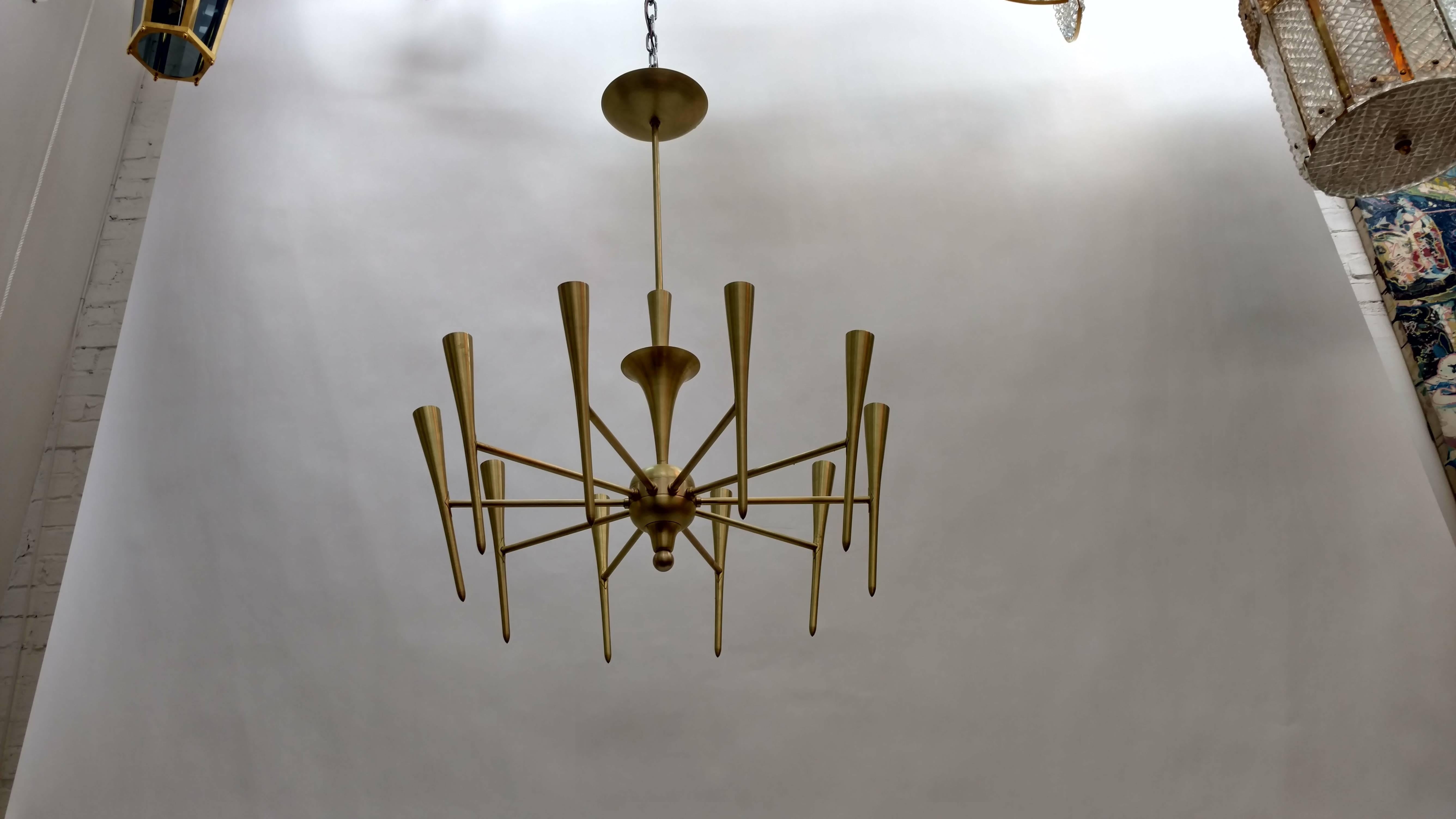 Italian brass Mid-Century chandelier in the style of Lightolier.
Professionally restored and rewired.
Satin finish.
Max.60W per socket.