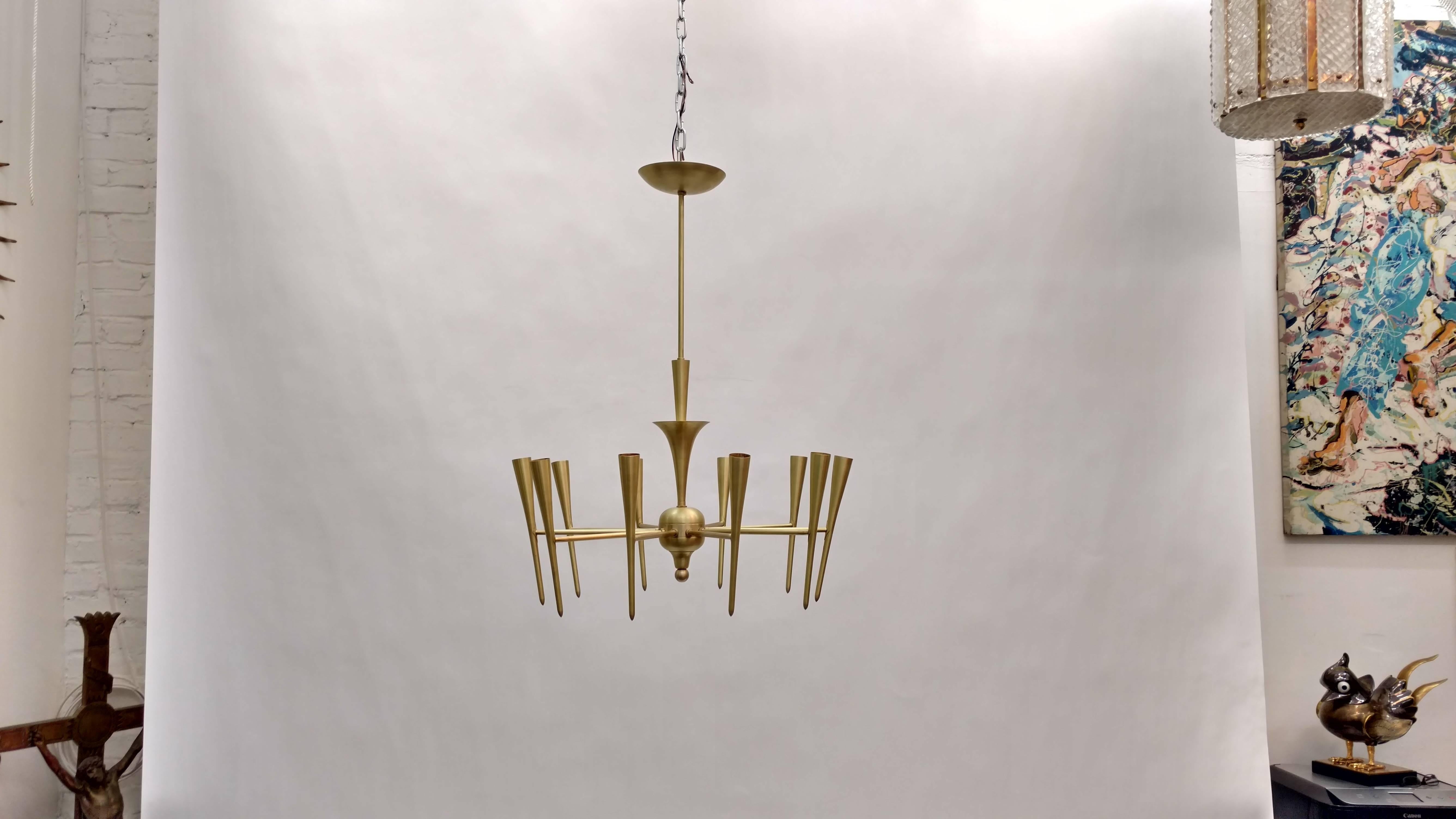 Italian Mid-Century Lightolier Style Brass Chandelier In Excellent Condition For Sale In Tarrytown, NY