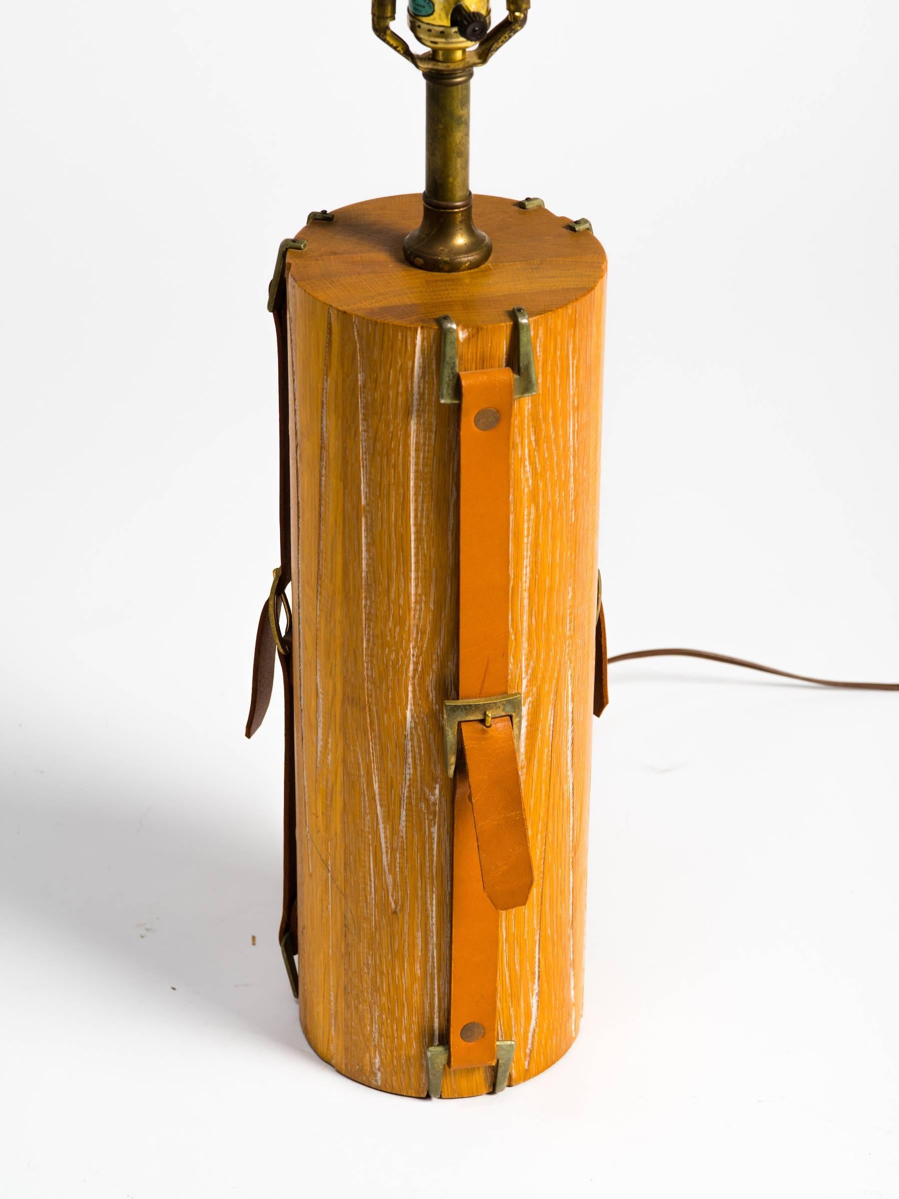Lampe de bureau à lanières en bois et cuir des années 1950 Bon état - En vente à Tarrytown, NY