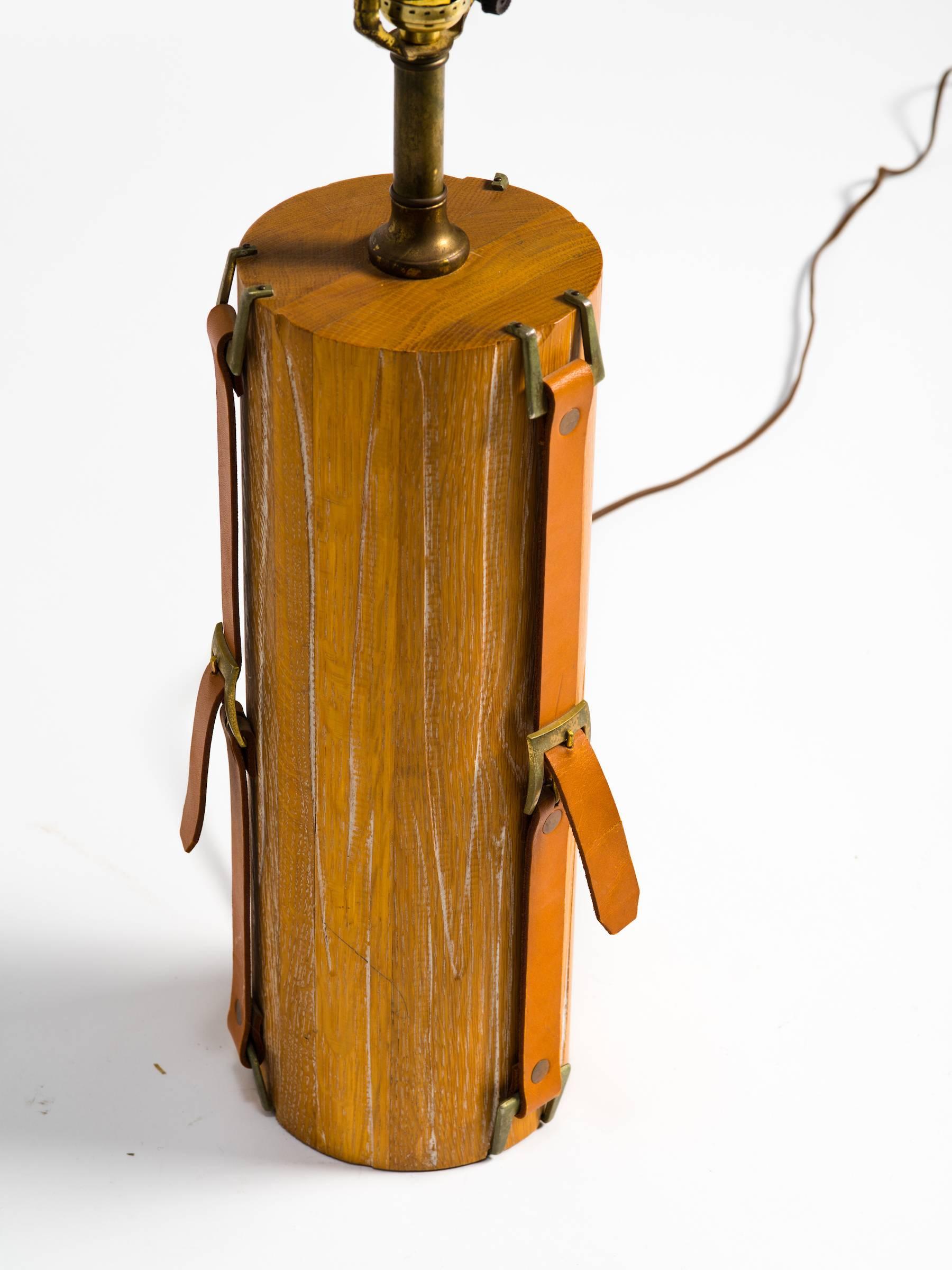 Milieu du XXe siècle Lampe de bureau à lanières en bois et cuir des années 1950 en vente