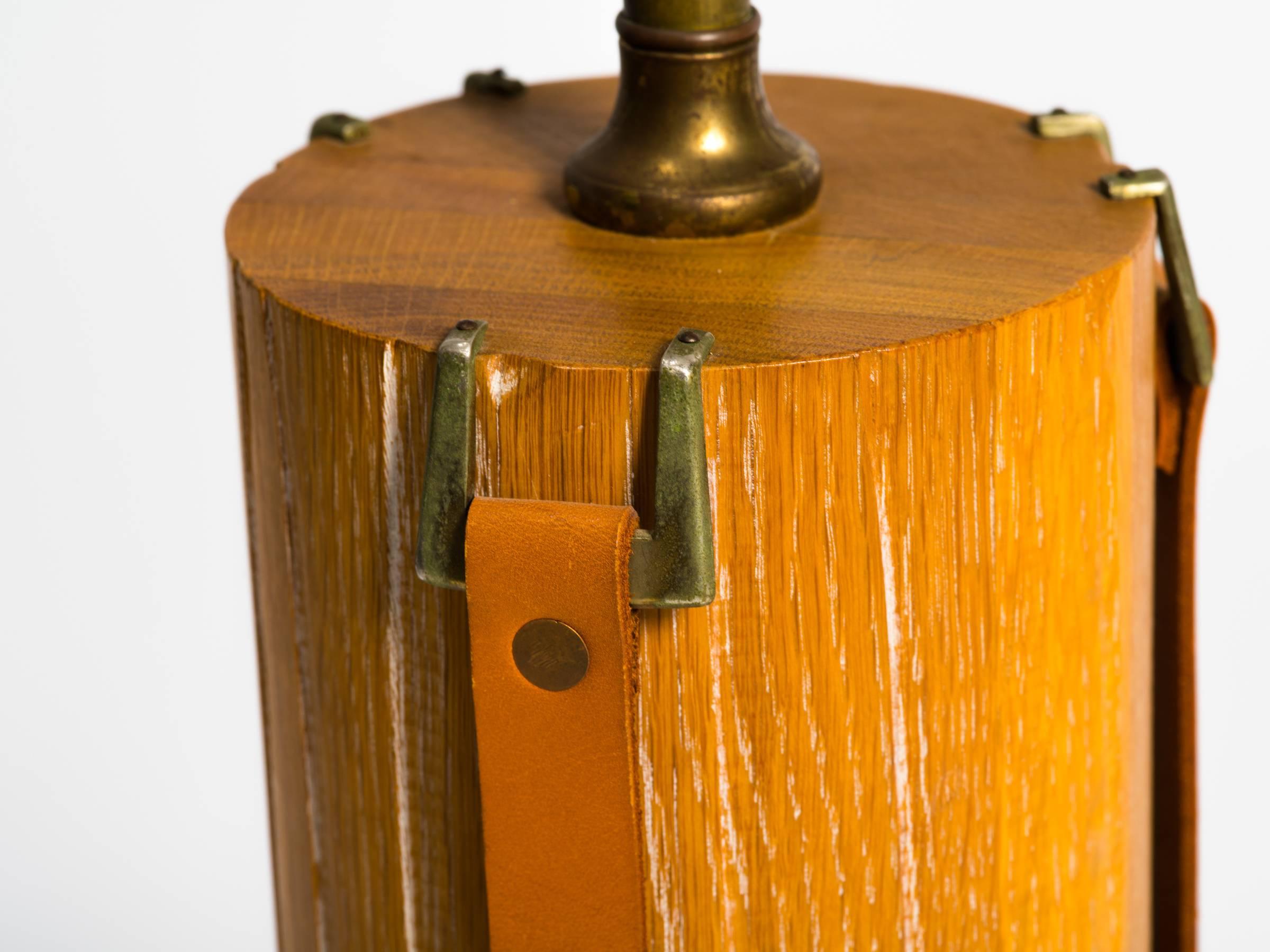 Lampe de bureau à lanières en bois et cuir des années 1950 en vente 1