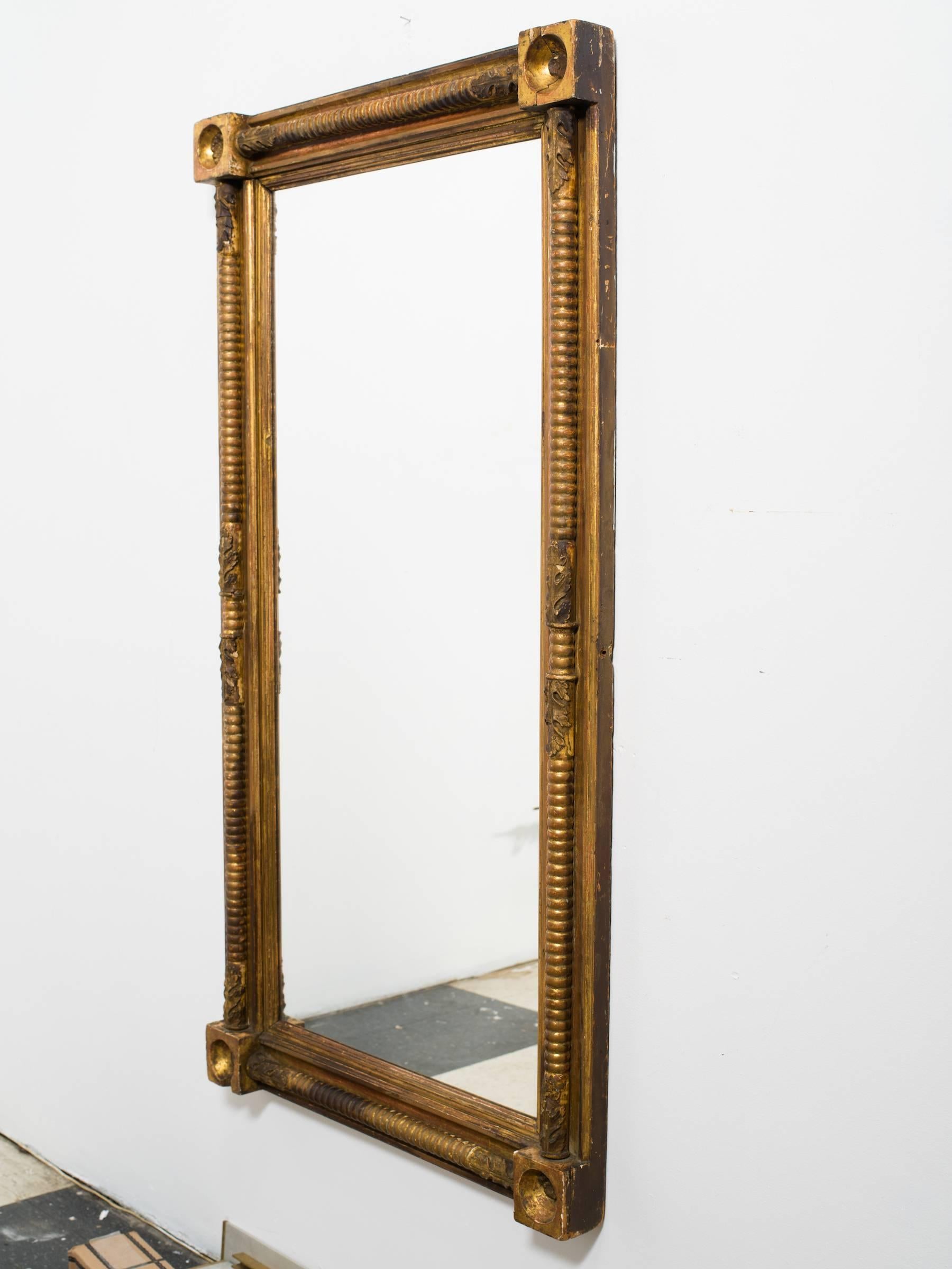 miroir en bois doré anglais des années 1820. Trois fleurons manquent dans les coins.