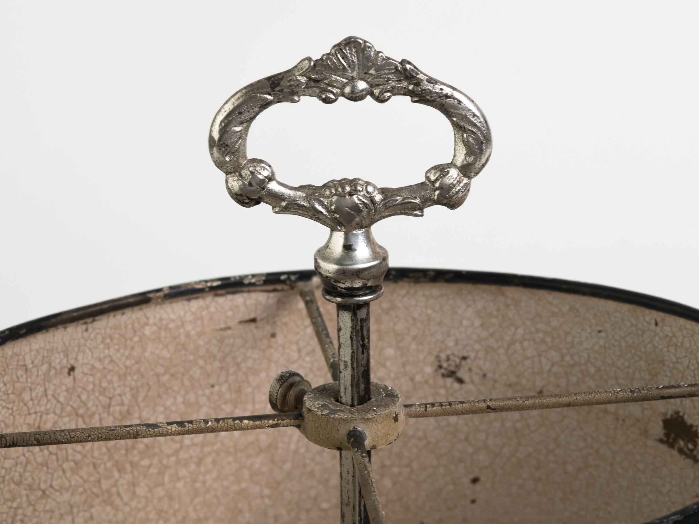 Lampe bouillotte française du début du siècle en métal argenté État moyen - En vente à Tarrytown, NY