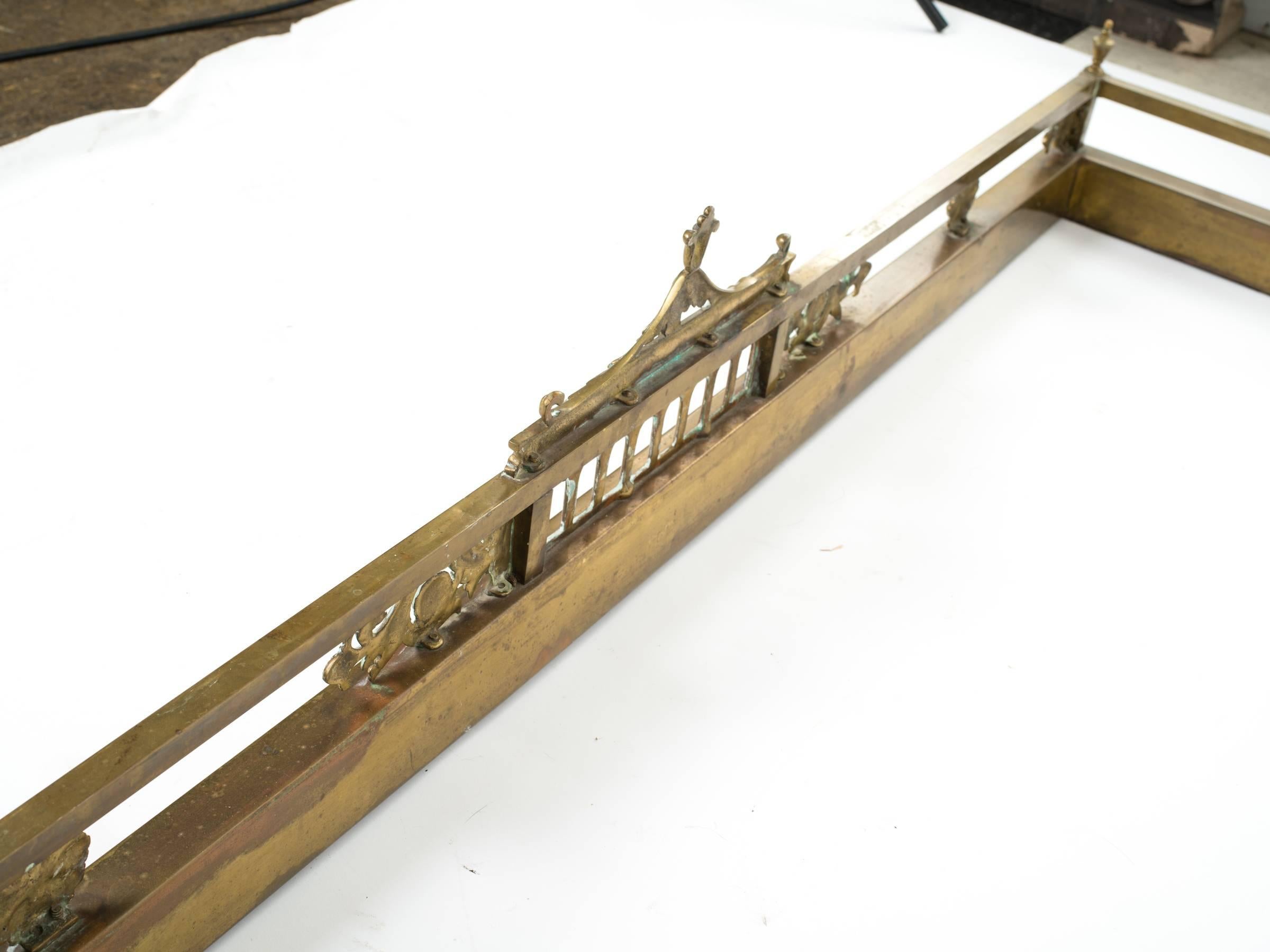 English Brass Pagoda Fireplace Fender In Good Condition In Tarrytown, NY