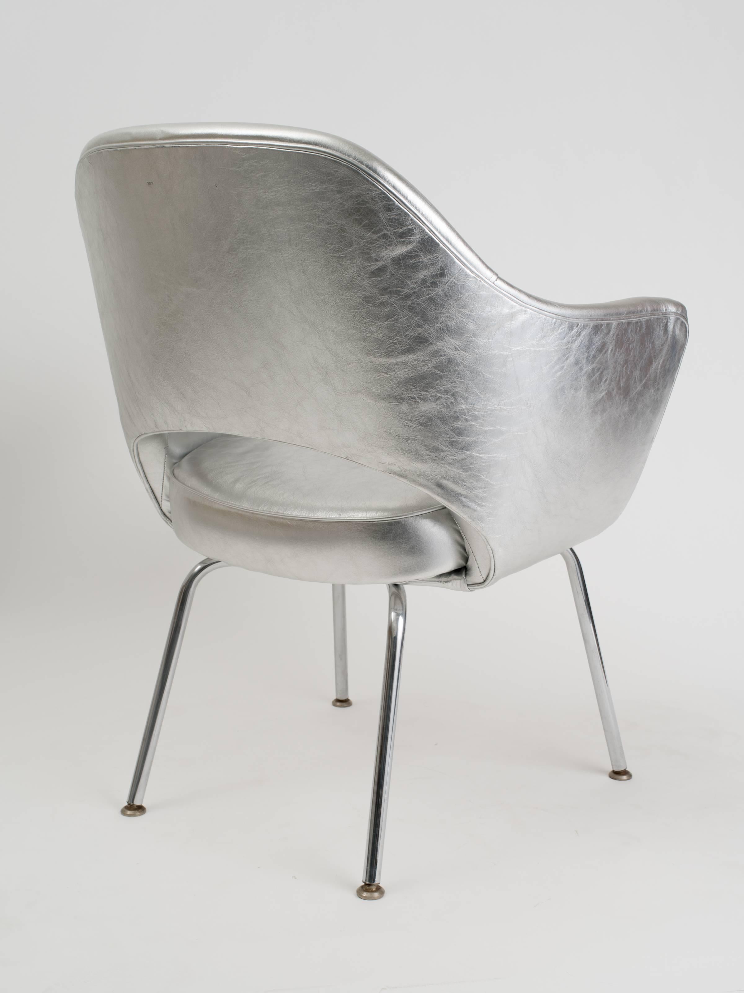 Saarinen Vintage Executive Eero Chair Silver Leather In Excellent Condition In Tarrytown, NY