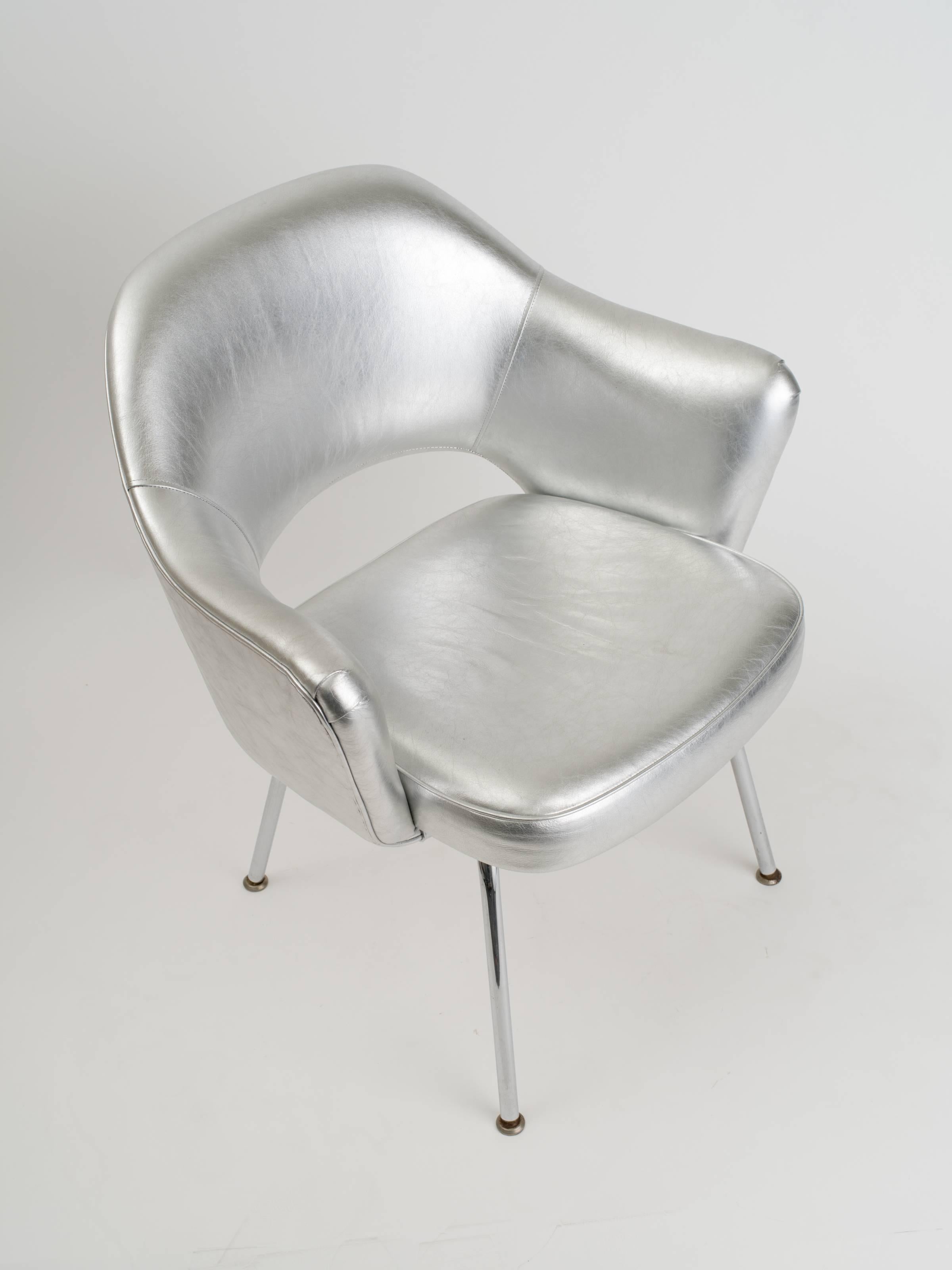 20th Century Saarinen Vintage Executive Eero Chair Silver Leather