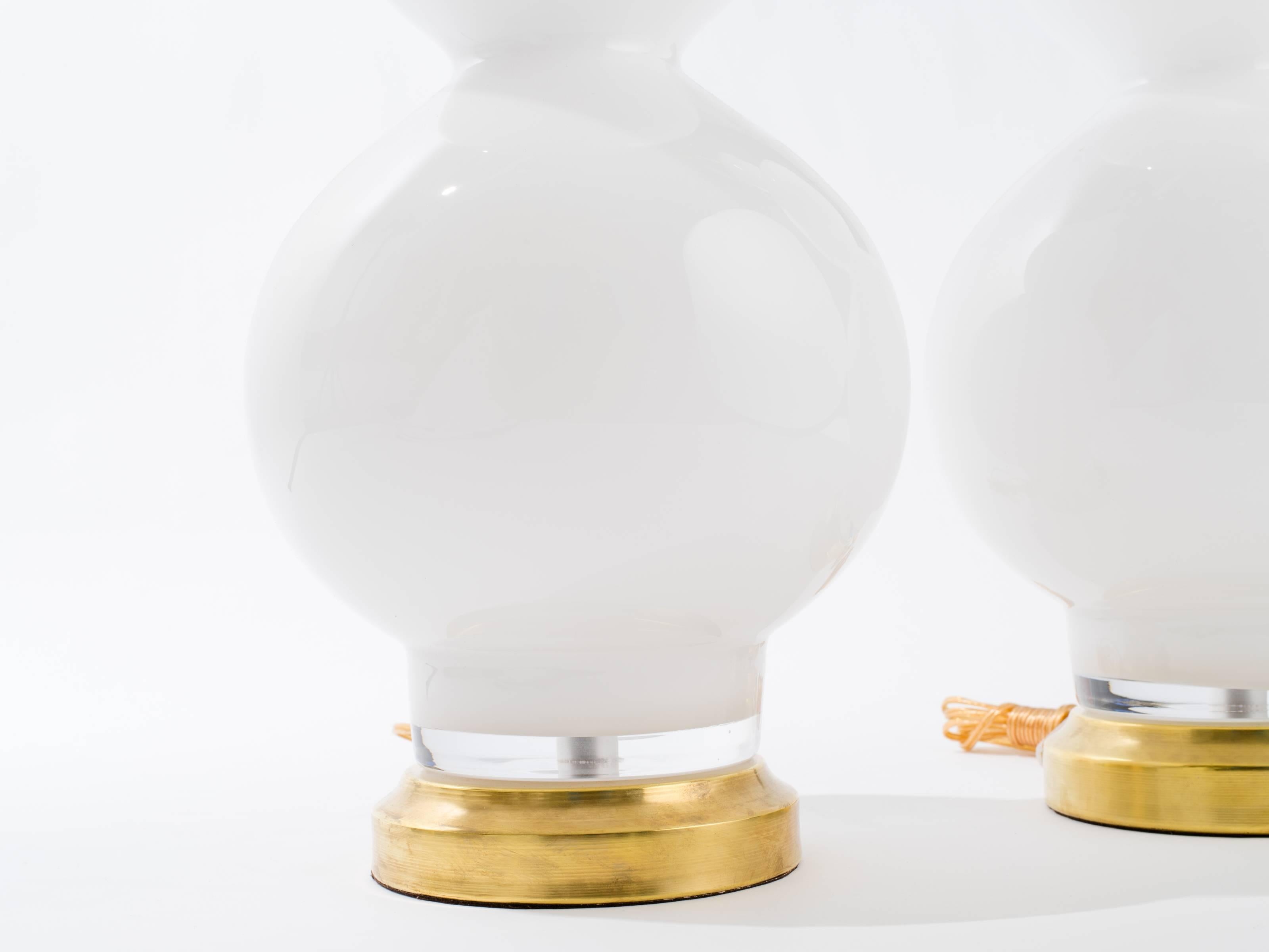 Großes italienisches Paar weißer Glaslampen (Italienisch) im Angebot