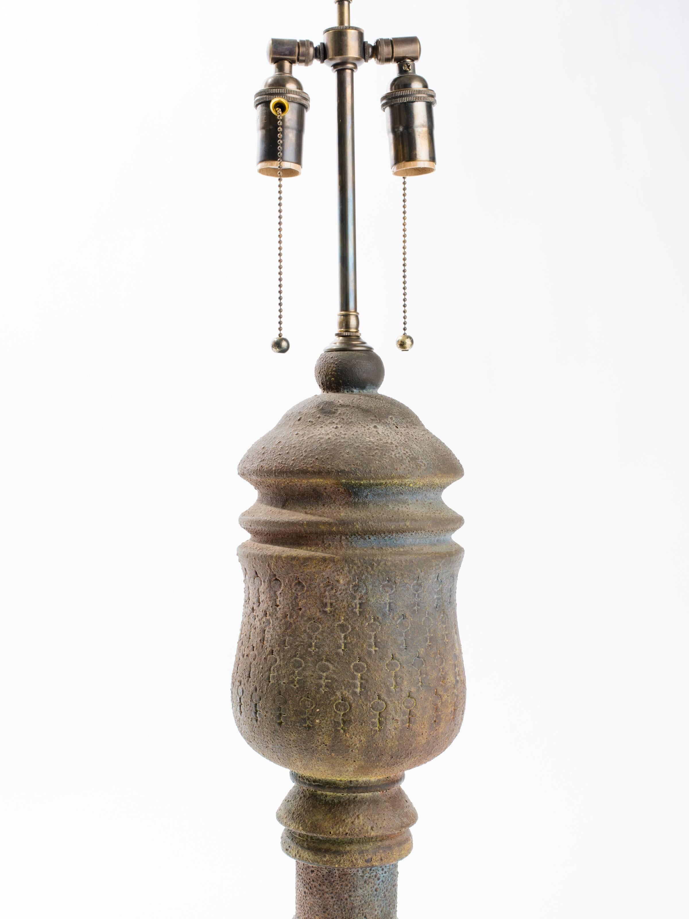 Lampada in ceramica con smalto vulcanico e disegno inciso.
Ricablato con nuove prese a catena.
Base in Wood Wood.