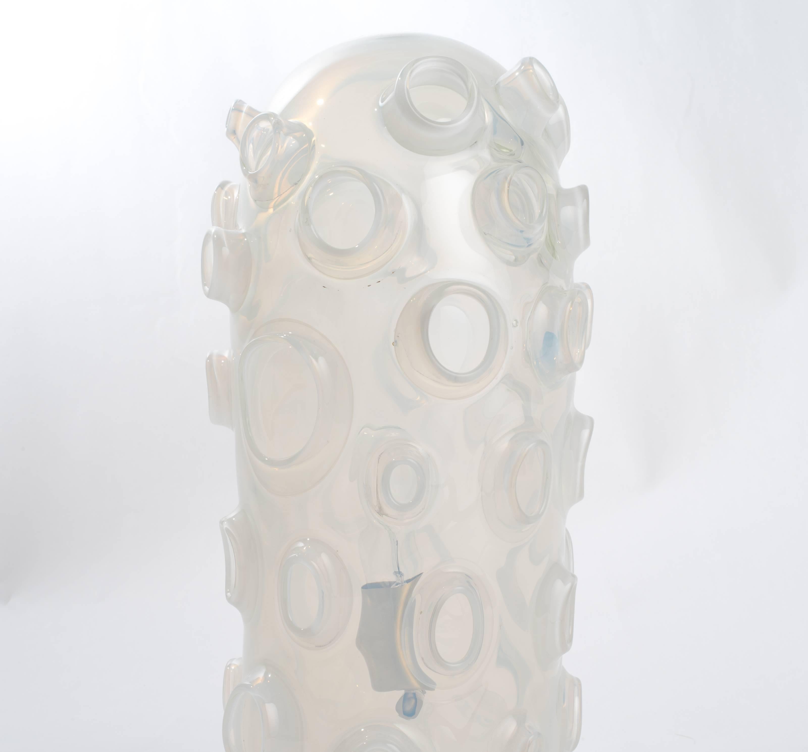 Lampe aus mundgeblasenem Opalglas in limitierter Auflage, „Caldera“ (amerikanisch) im Angebot
