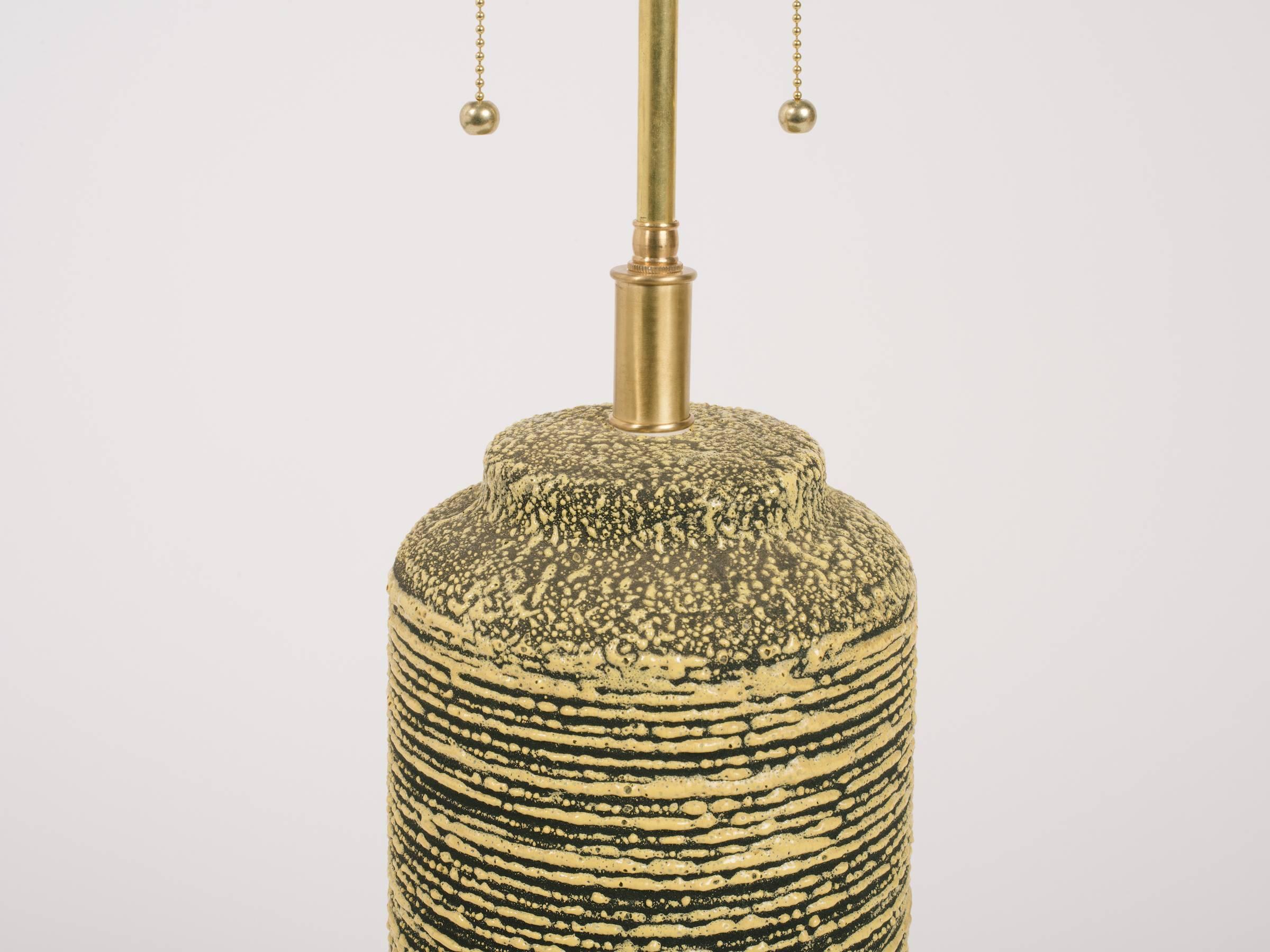 Milieu du XXe siècle Lampe en céramique jaune Kelby des années 1950 en vente