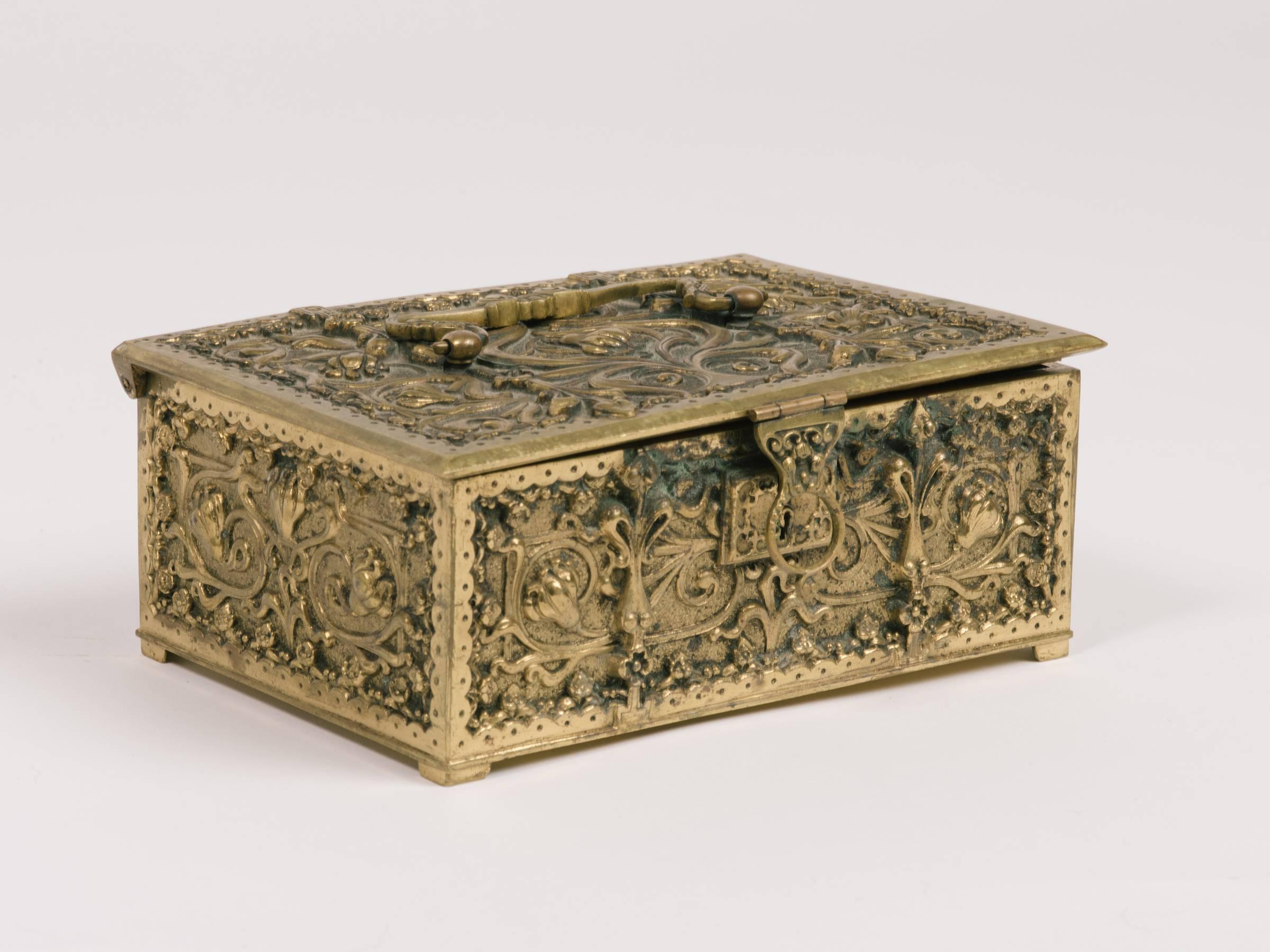 1880s English Brass Gothic Box with Handle In Good Condition For Sale In Tarrytown, NY