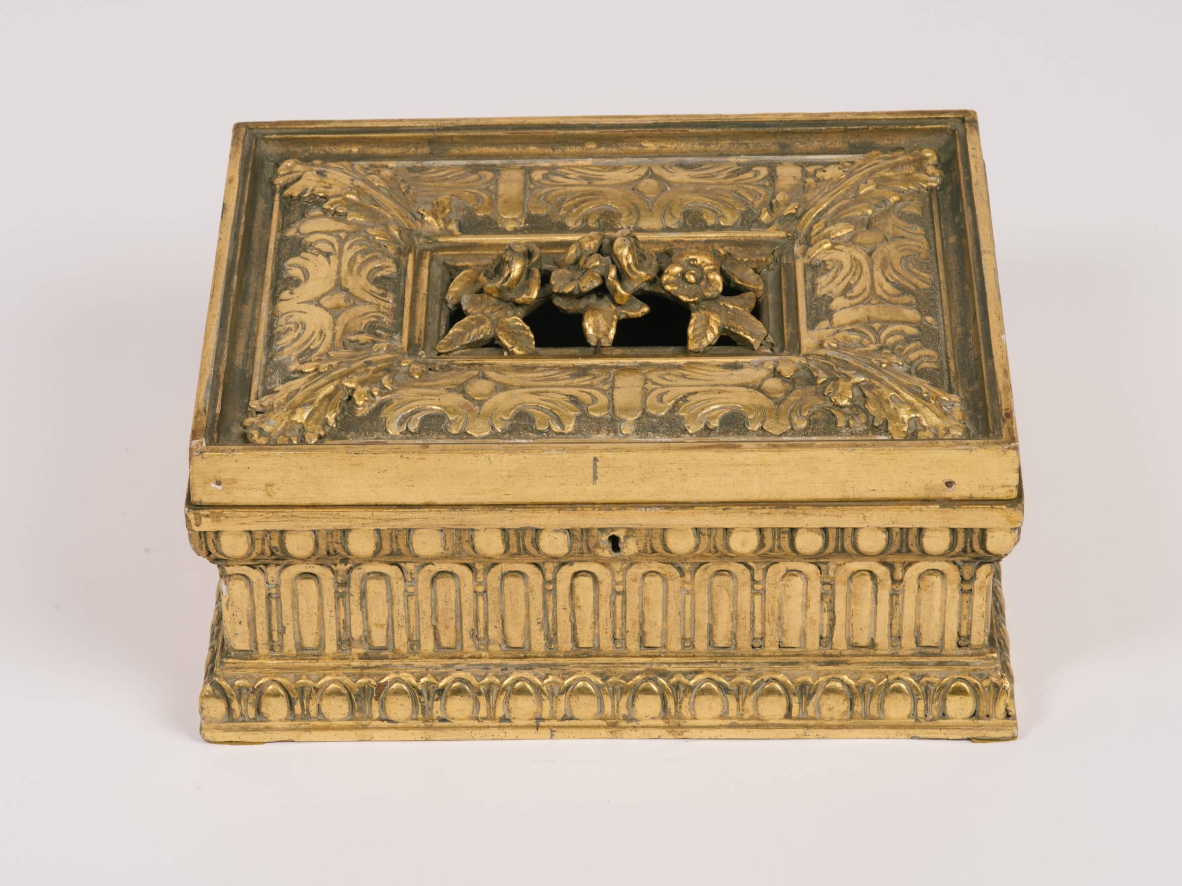 1920s Giltwood and Gesso Box In Good Condition For Sale In Tarrytown, NY