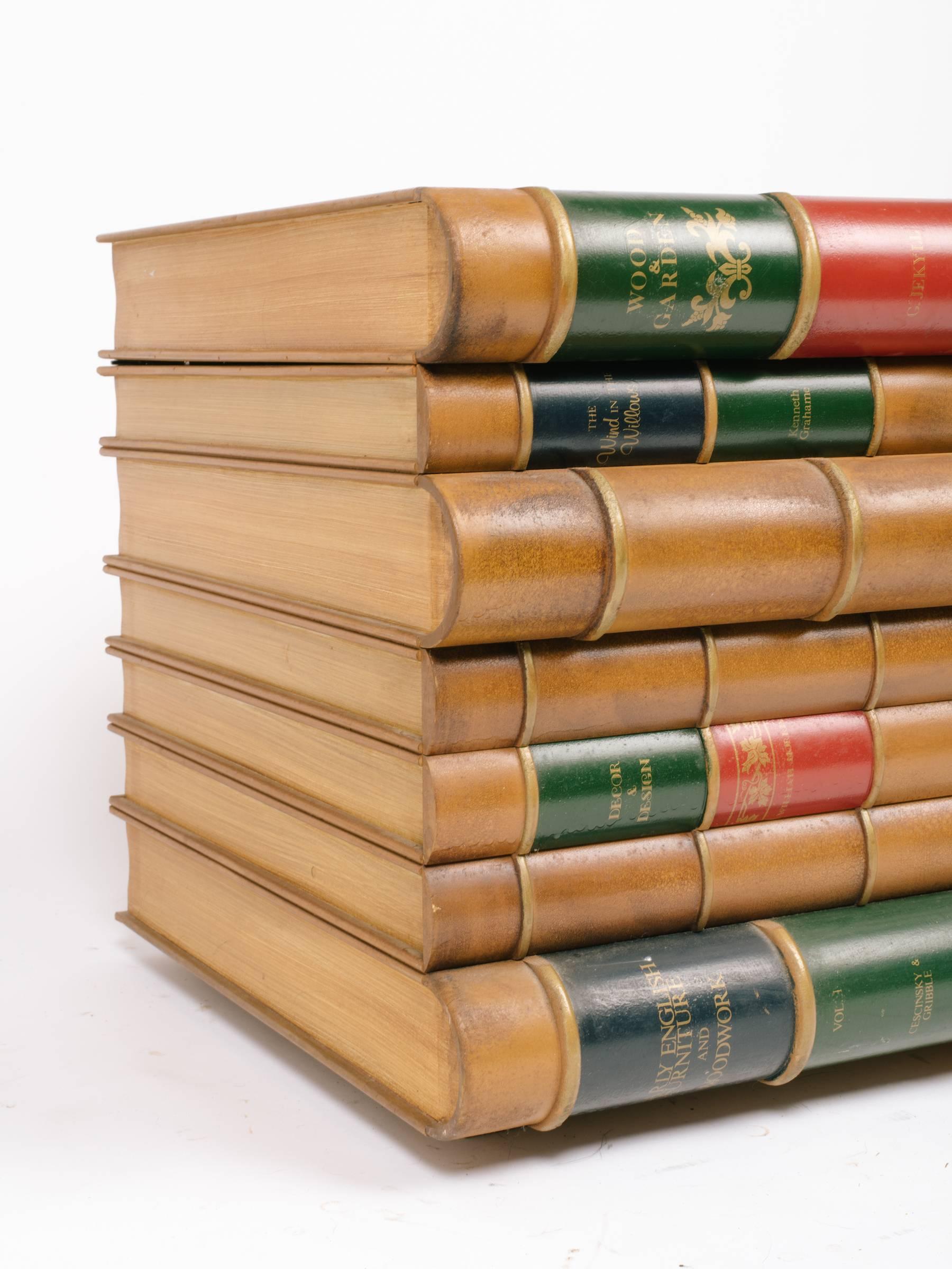 Tavolino da caffè finto a forma di mucchio di libri in vendita 1