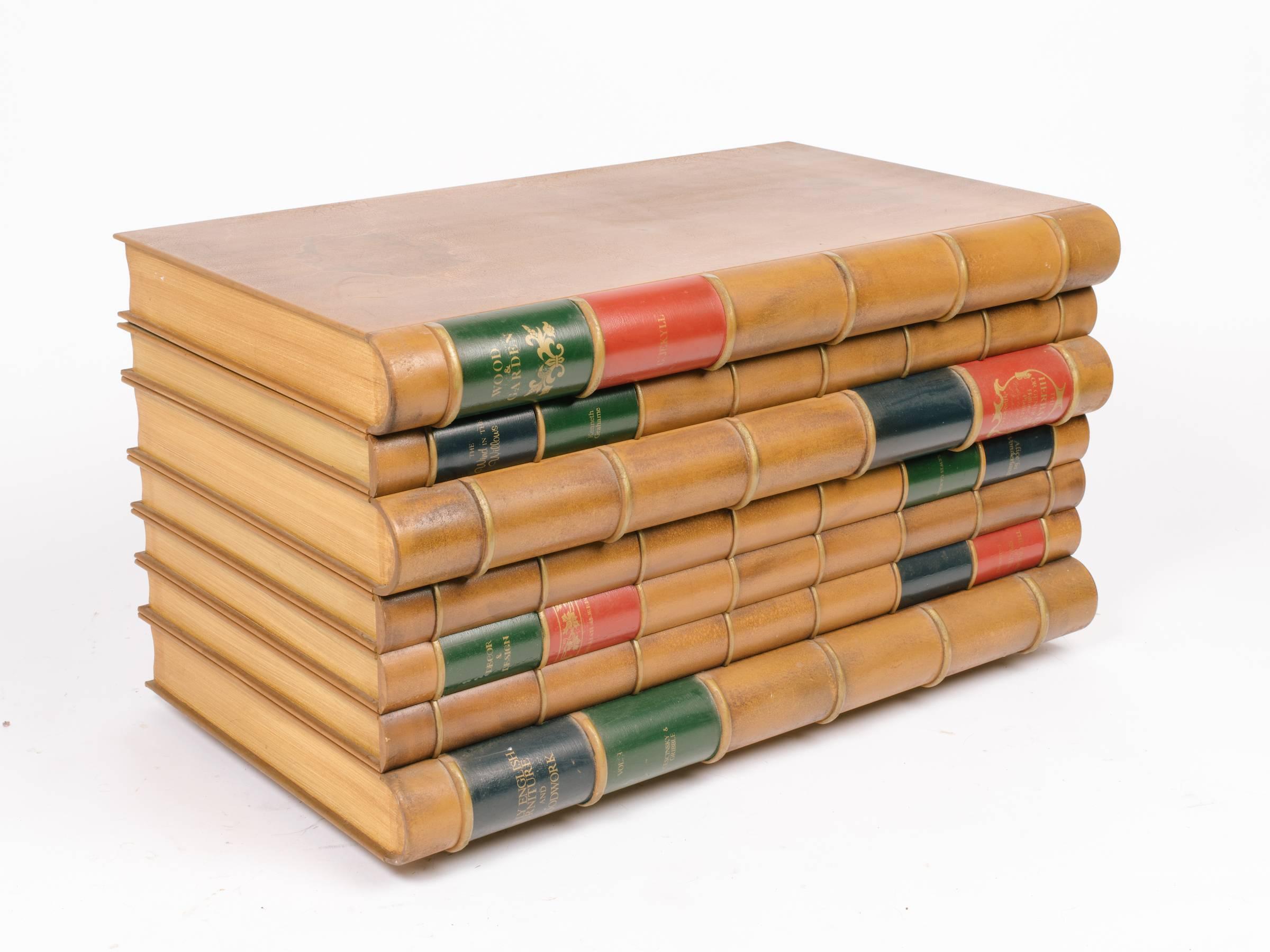 Fausse pile de livres fantaisiste. Fabriqué en bois massif. Le dessus s'ouvre pour ranger les articles. Soit un coffre ou peut être utilisé comme une table.