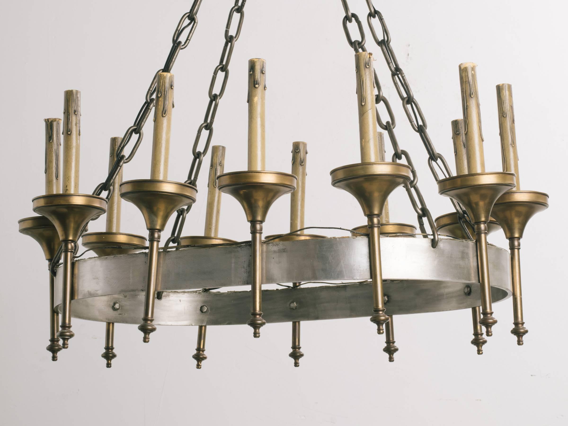 Lampadario gotico anni '70 con accenti in ottone in vendita 1