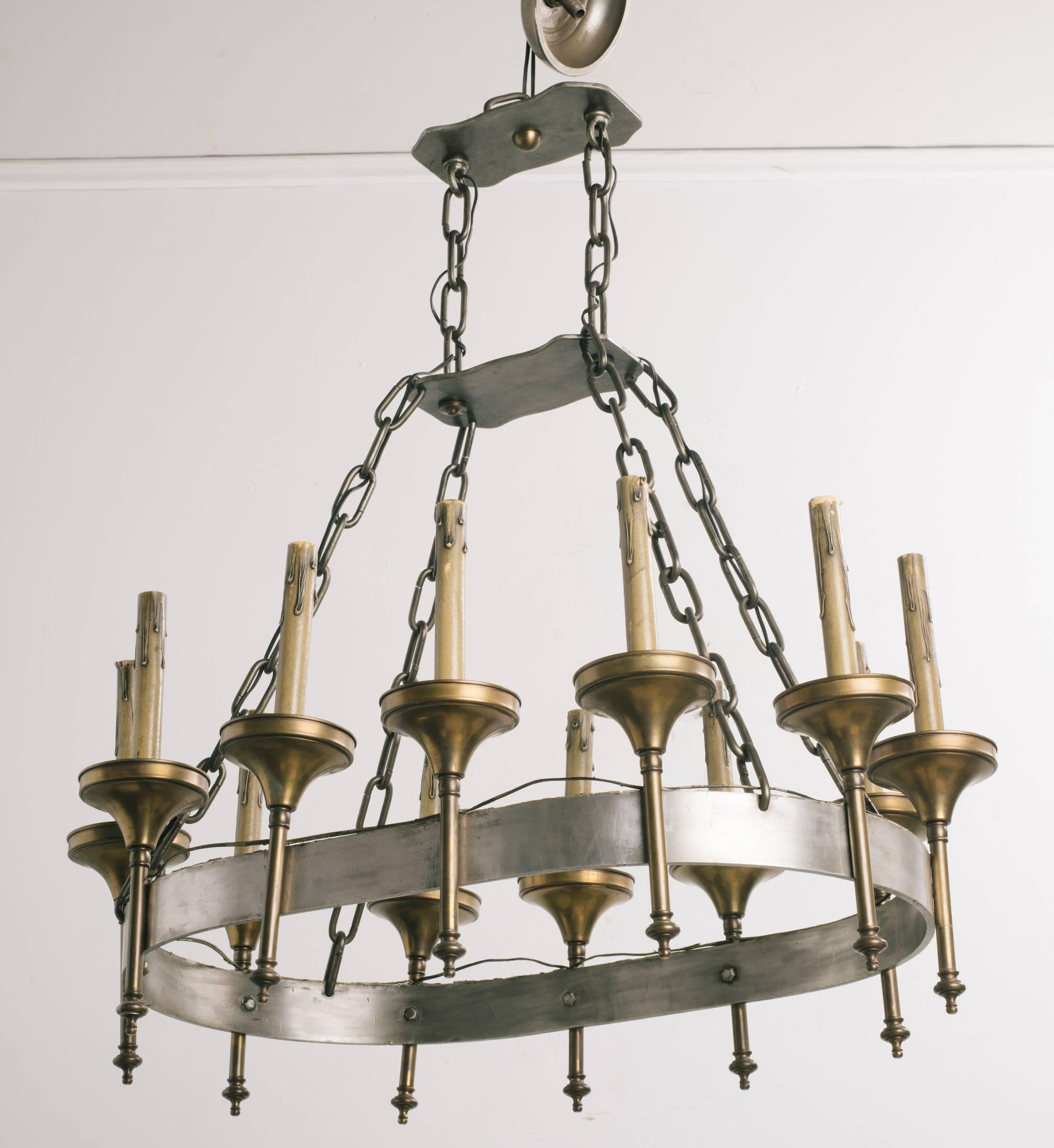 Lampadario gotico anni '70 con accenti in ottone In condizioni buone in vendita a Tarrytown, NY