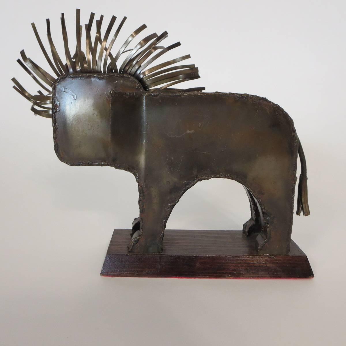 Sculpture de lion en métal signée des années 1970 en vente 3