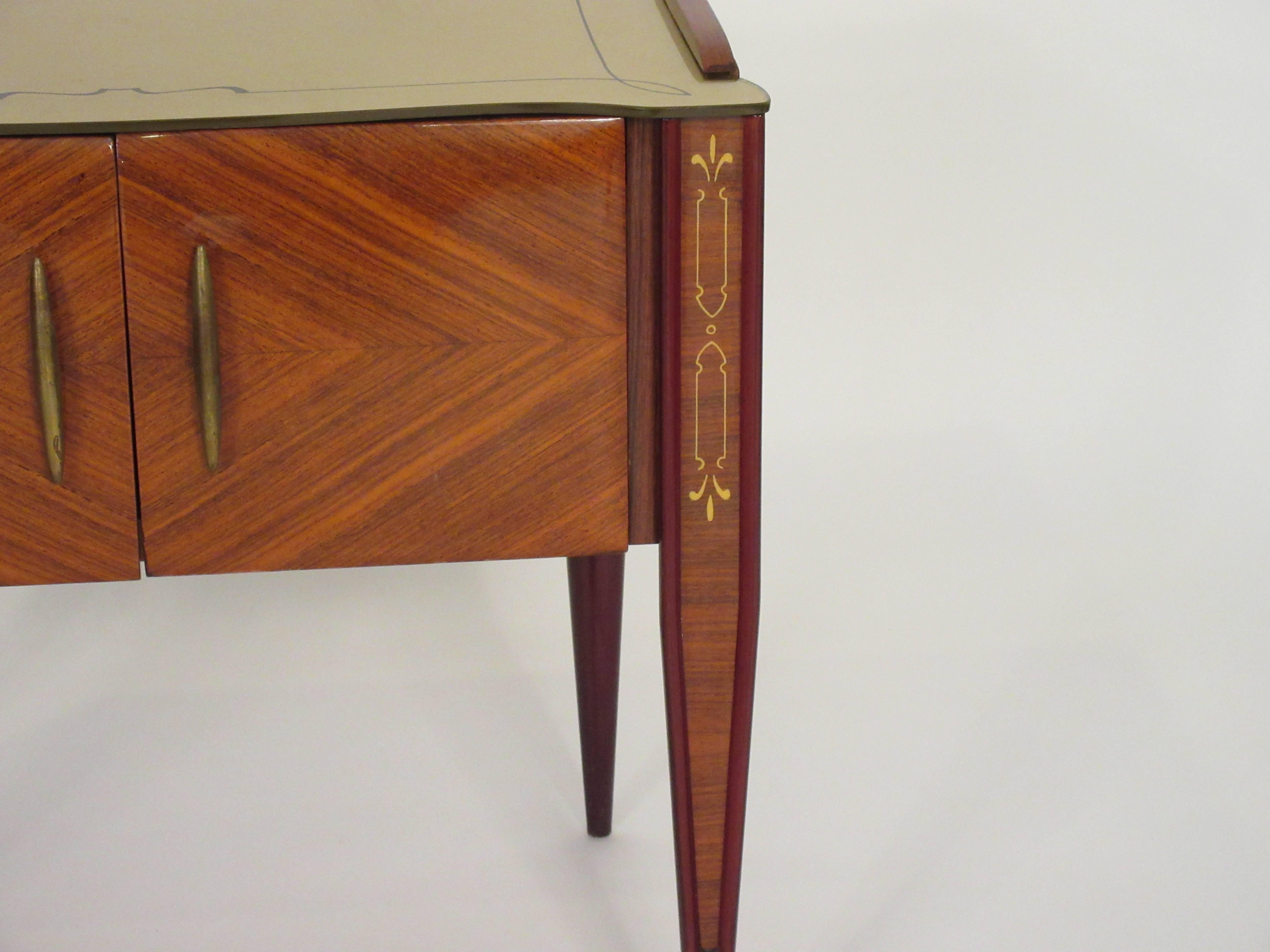 Paire de tables de nuit italiennes des années 1940 avec plateau en verre en vente 3