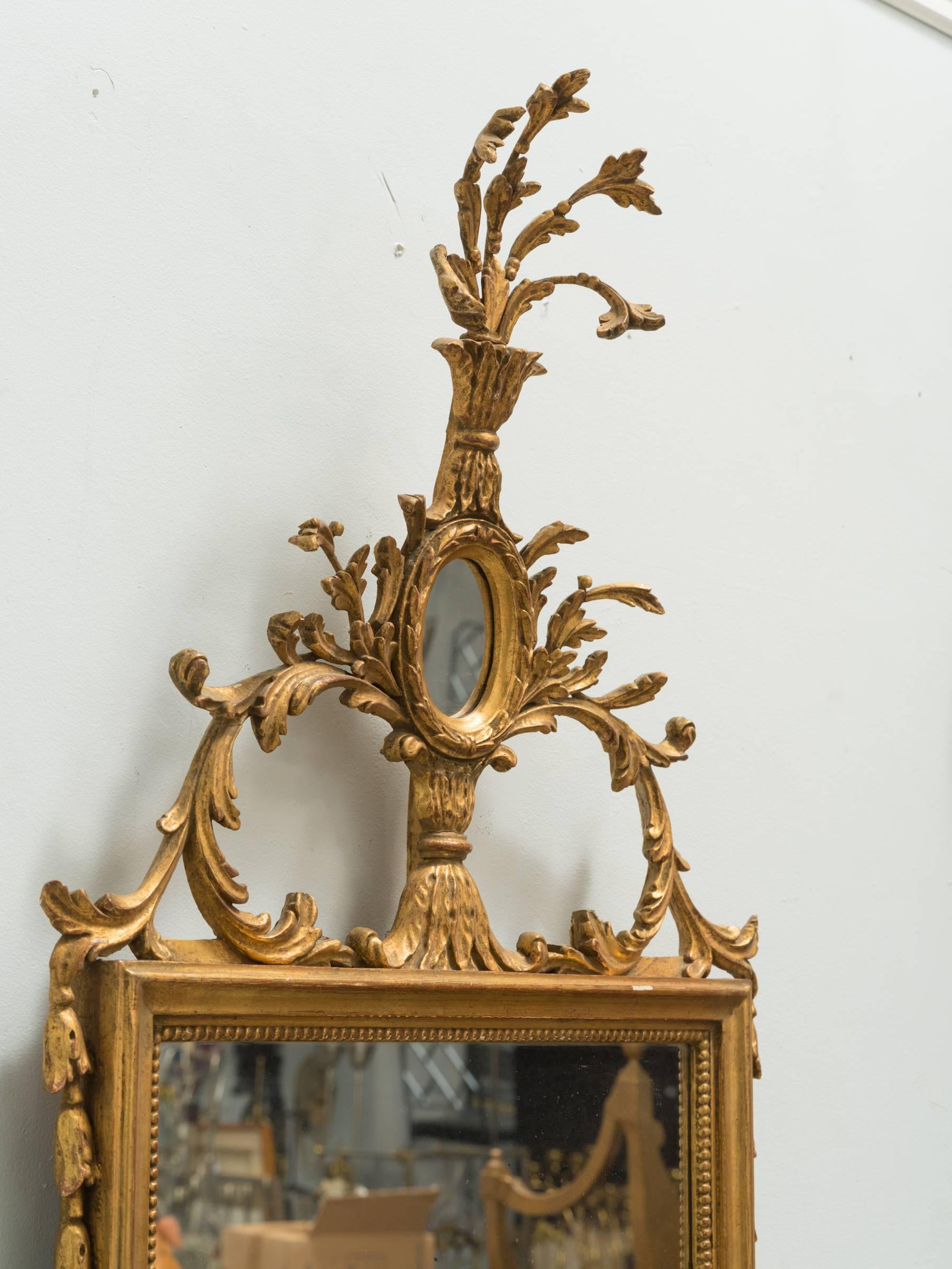 Miroir italien unique en bois doré des années 1960.