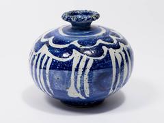 Vase en poterie bleue et blanche de style danois signé